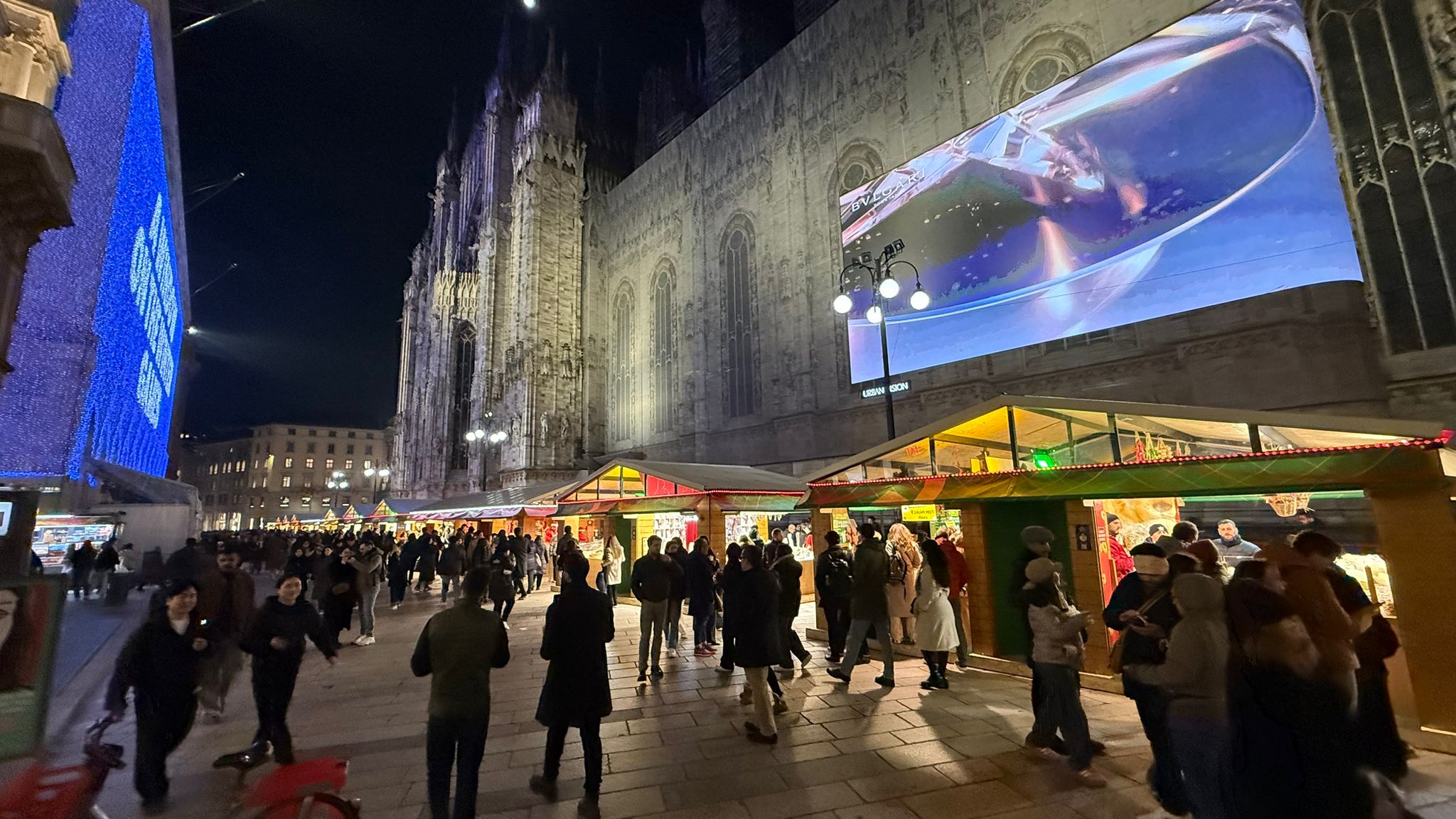 Târgul de Crăciun de la Milano, „stăpânit” de Tina și Milo, mascotele Olimpiadei de Iarnă 2026. Cât costă un pahar de vin fiert, o porție de street-food sau brânzeturile italienești