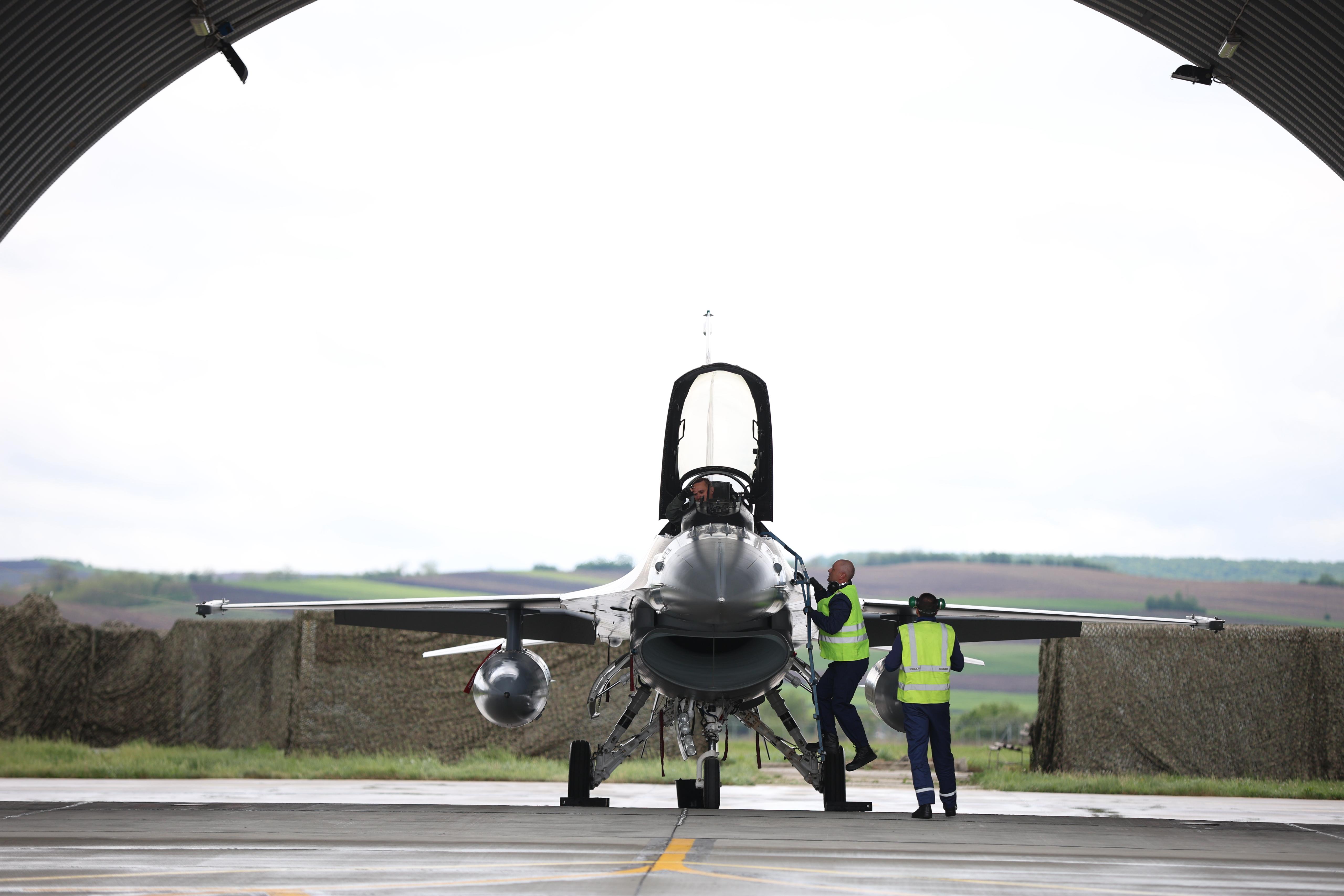 Alte trei avioane F-16 Fighting Falcon cumpărate din Norvegia au ajuns în România. MApN: „Ne consolidăm capabilităţile de apărare aeriană”