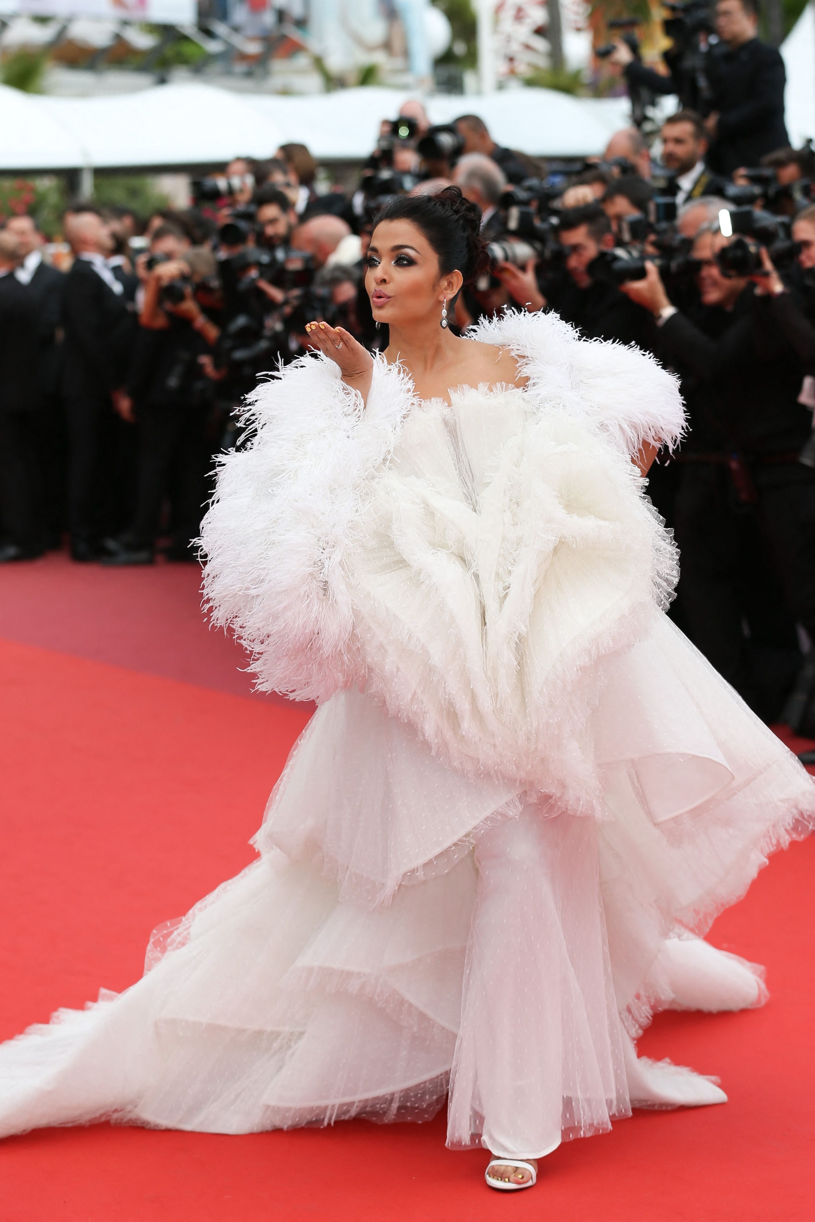 Una dintre cele mai mari dive de la Bollywood, apariție extravagantă la Festivalul de Film de la Cannes | FOTO