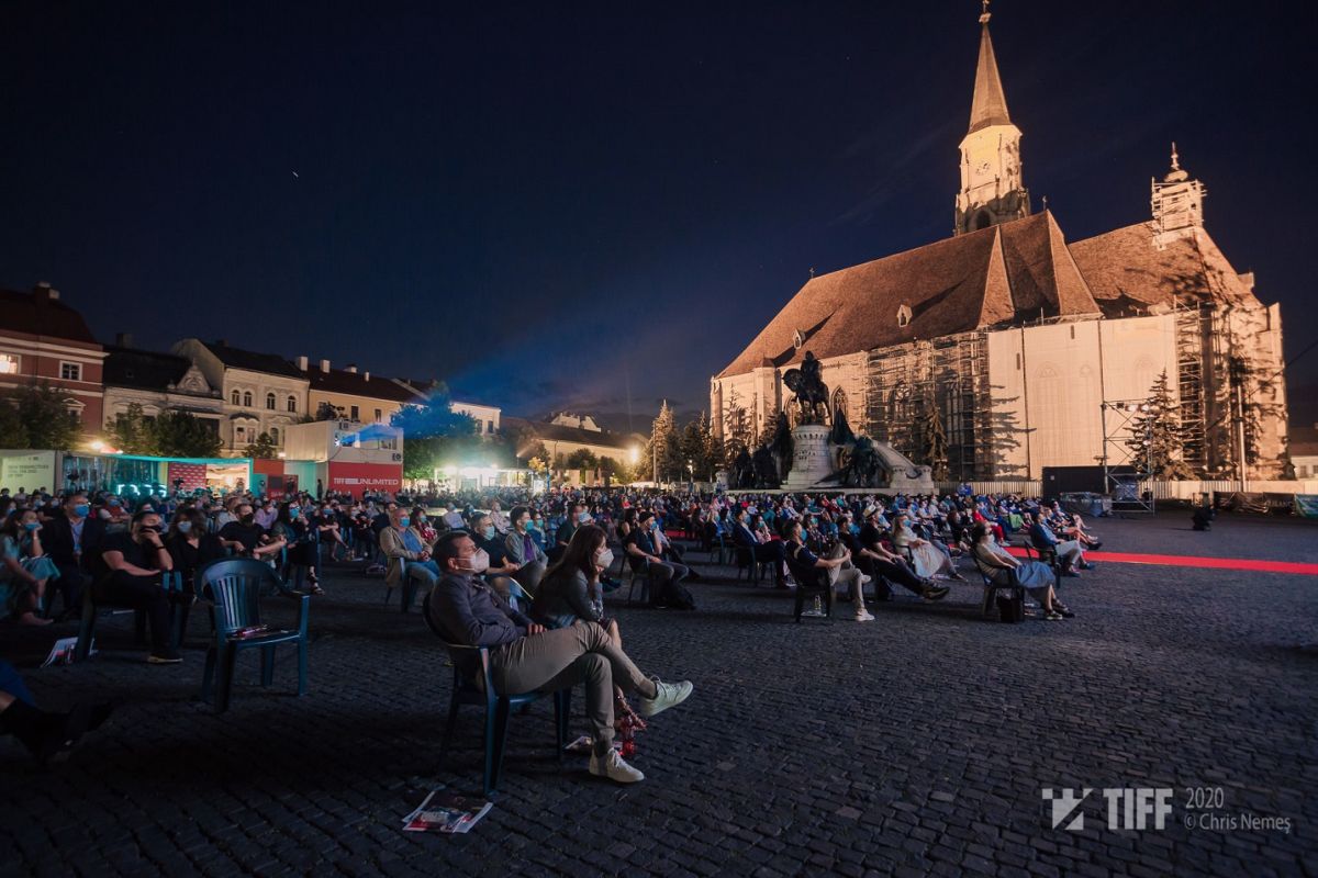 Pasiuni contra COVID. Imagini de la festivalul TIFF din Cluj, unde mii de oameni se uită la filme în aer liber, respectând măsurile
