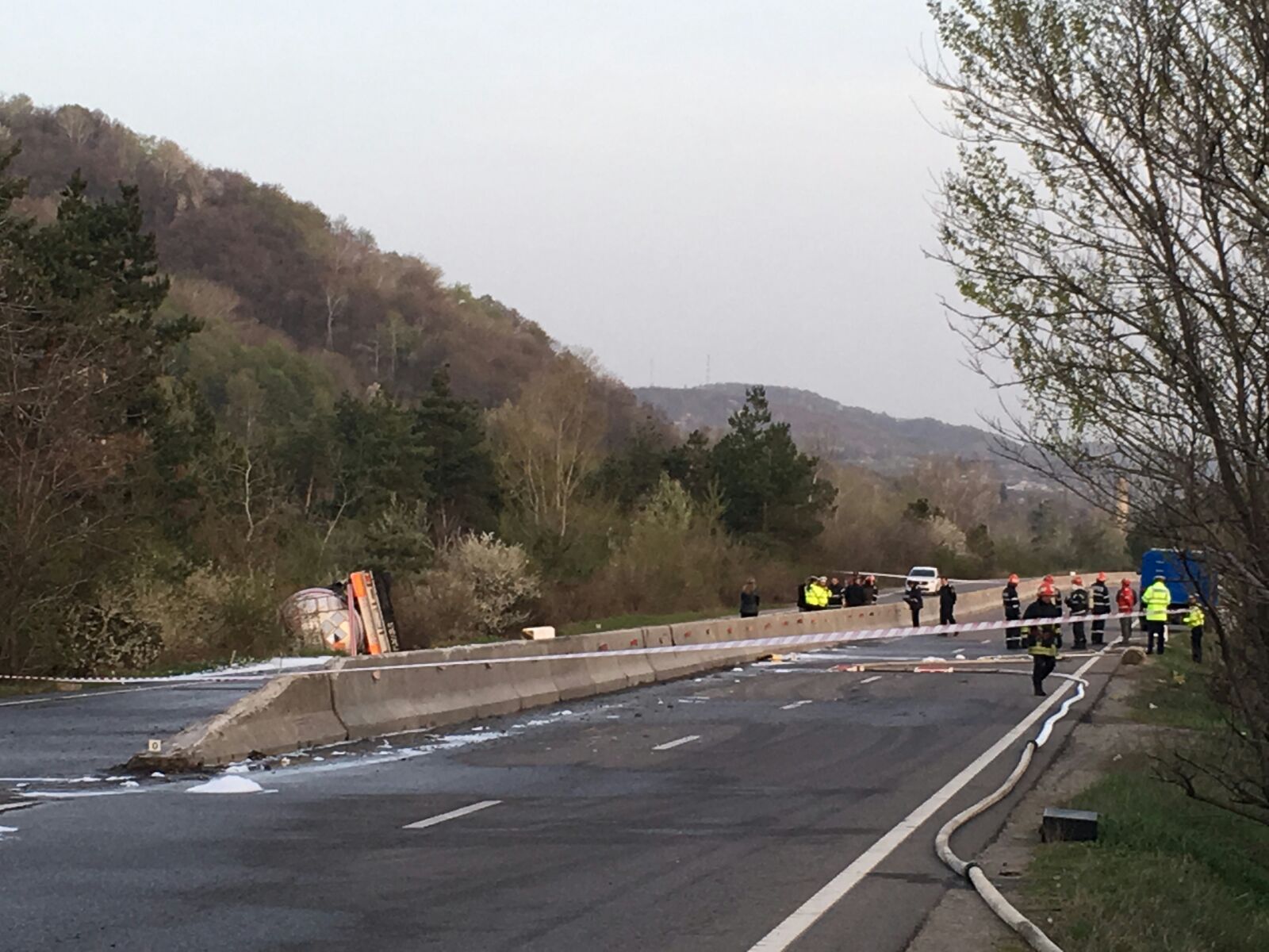 O cisternă cu 40 de tone de acid sulfuric s-a răsturnat pe DN1. PRIMELE IMAGINI