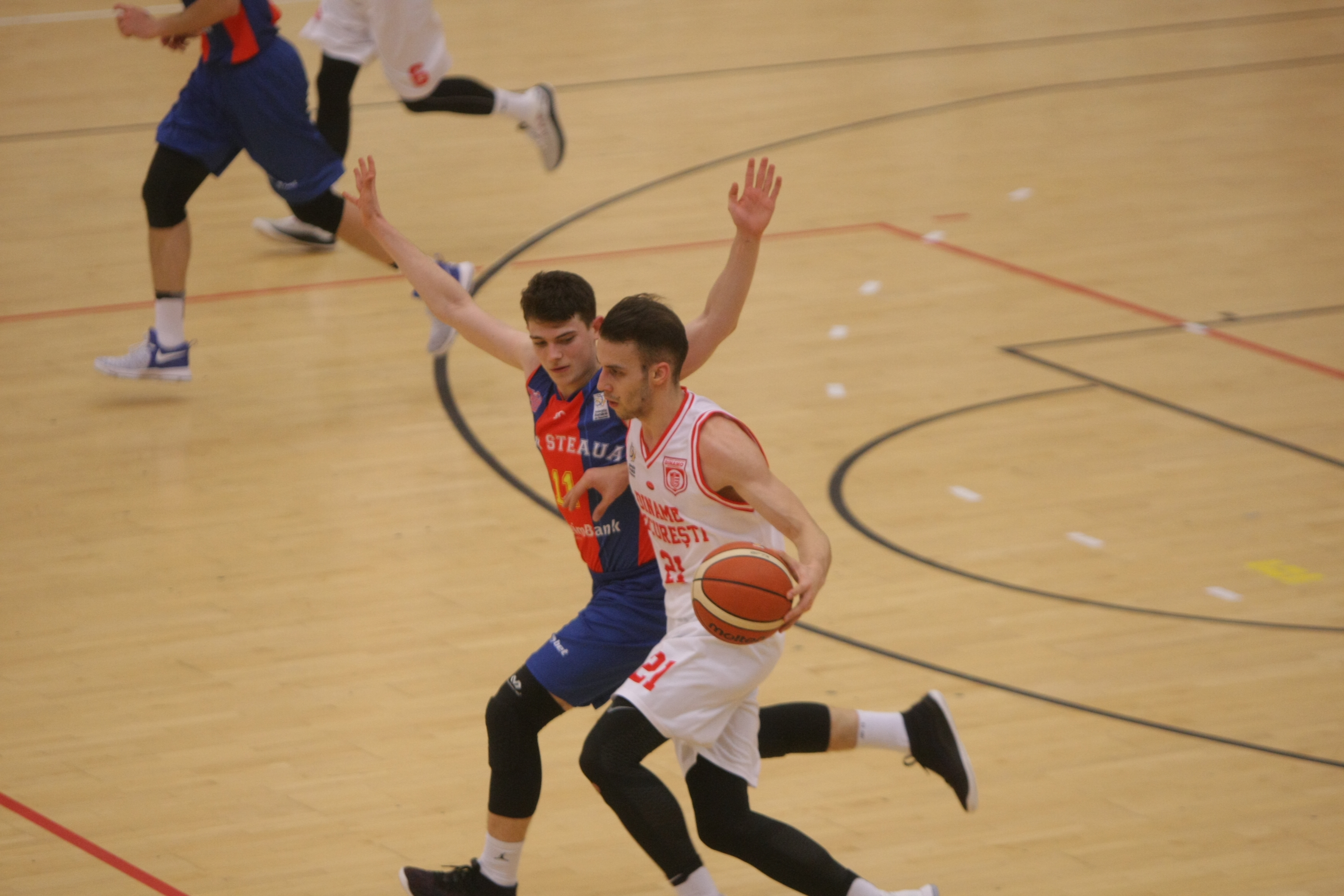Liga Națională de baschet, etapa a 12-a. Campioana U-BT Cluj, victorie cu scandal la Pitești. Azi s-a jucat Dinamo - Steaua: înfrângere umilitoare pentru gazde | GALERIE FOTO