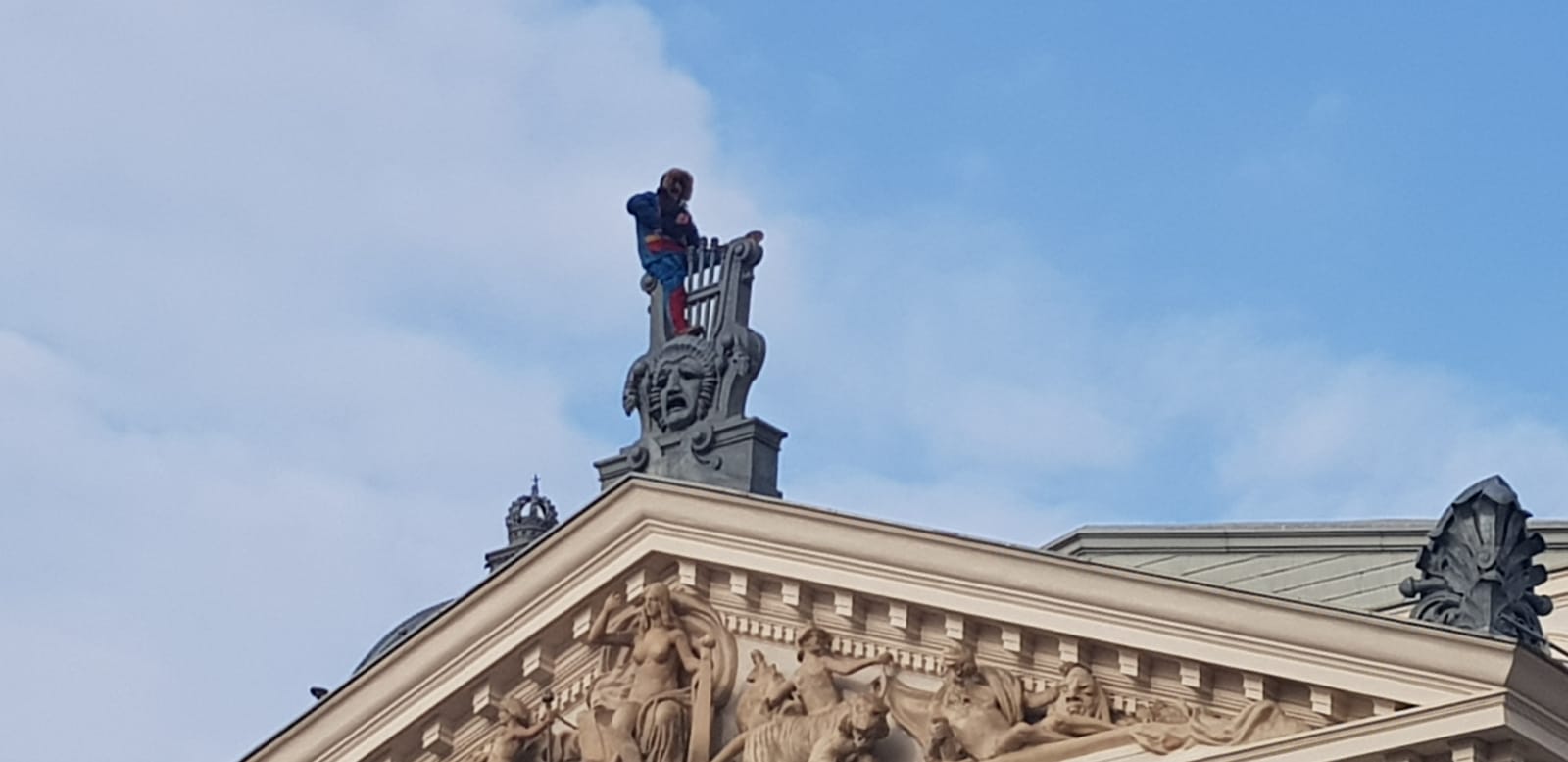 FOTO | Un bărbat îmbrăcat în Superman amenință că se va arunca de pe acoperișul Teatrului Național din Iași