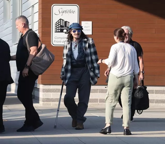Johnny Depp a ajuns în baston, după ce recent a fost găsit inconștient într-o cameră de hotel