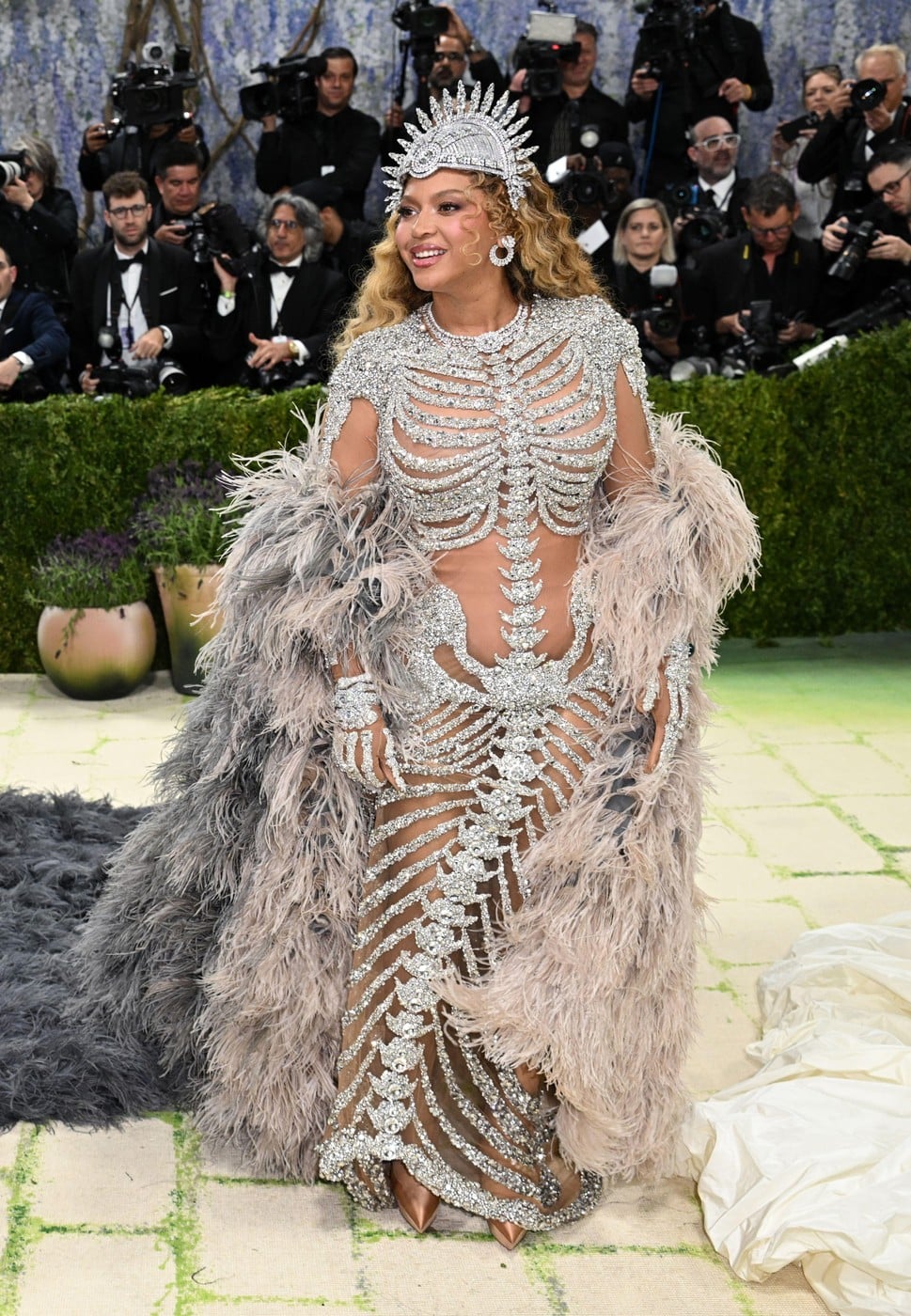 Beyoncé a revenit la Met Gala 2026 după un deceniu, alături de fiica sa, Blue Ivy Carter. Cum au apărut cele două pe covorul pietruit