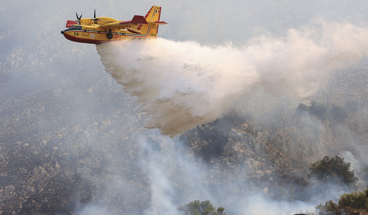 Sute de turiști au fost evacuați pe mare din cauza unui incendiu izbucnit într-o stațiune din Italia