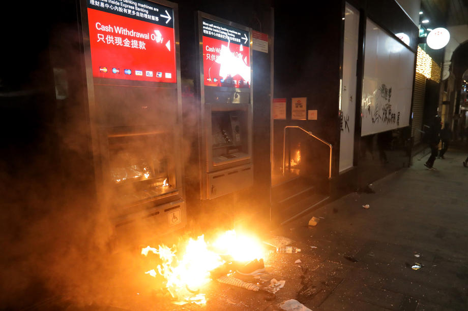 De Revelion, la Hong Kong s-au ciocnit cocktailuri Molotov