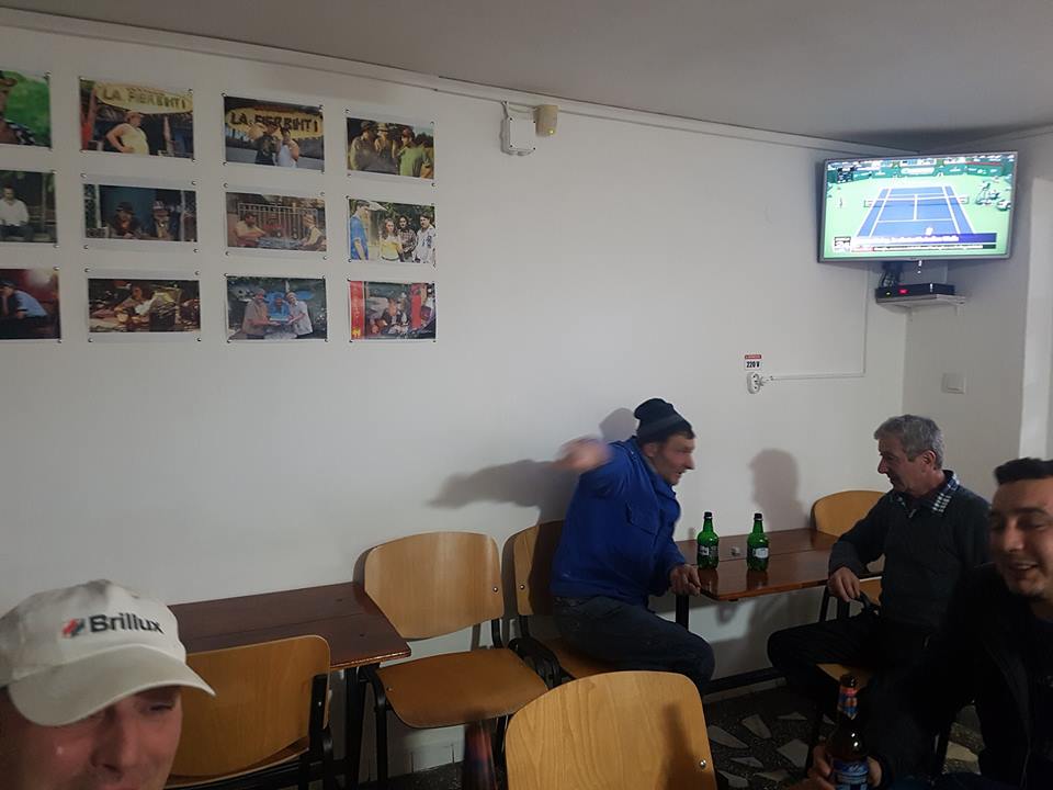 FOTO/Bar „Las Fierbințí”, deschis la Alba Iulia. Pereţii tapetaţi cu poze cu Celentano, Bobiţă, Firicel şi alte personaje din celebrul serial
