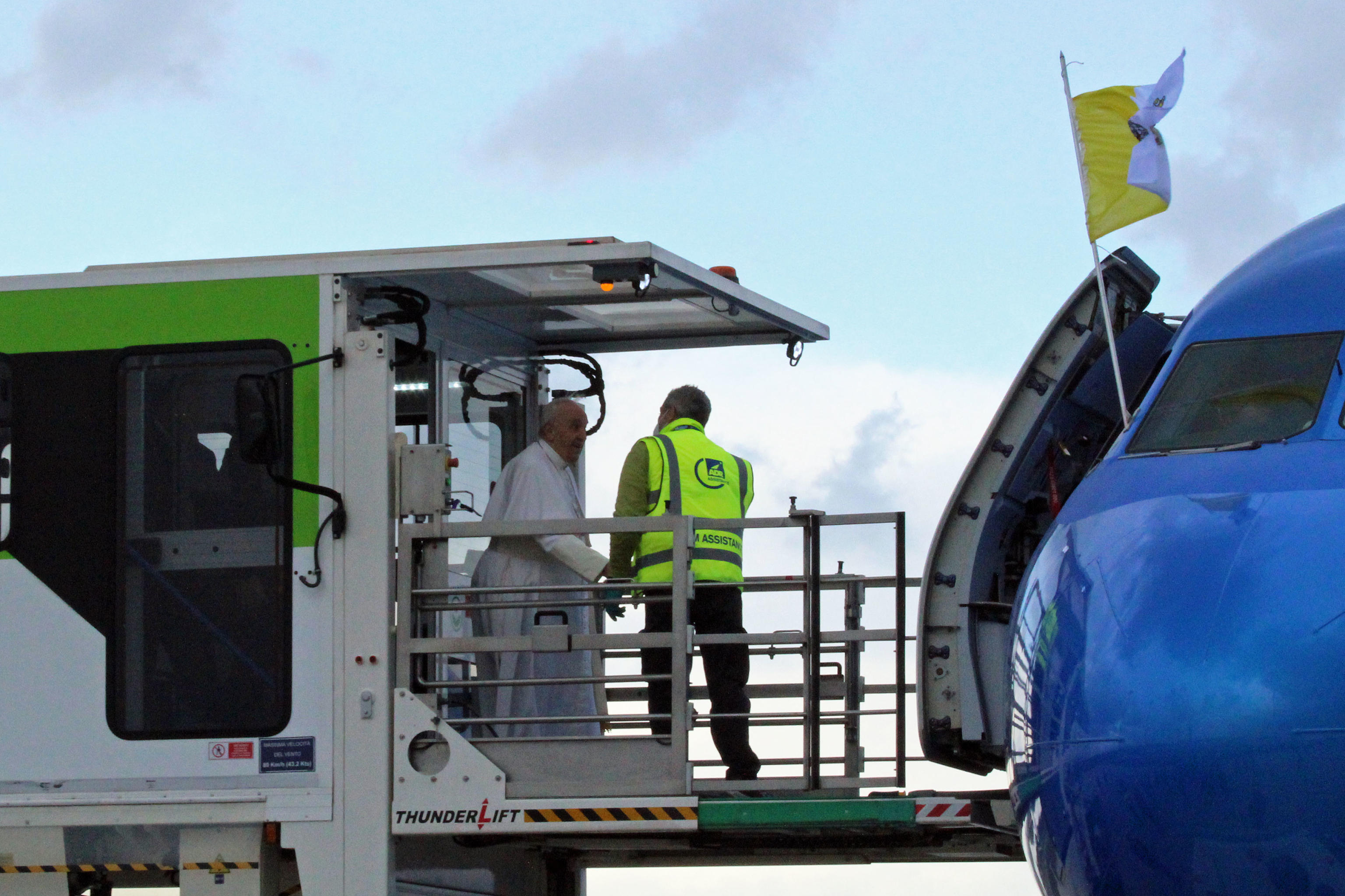 Pentru prima oară, Papa Francisc a folosit un lift pentru a urca într-un avion. Explicația Vaticanului