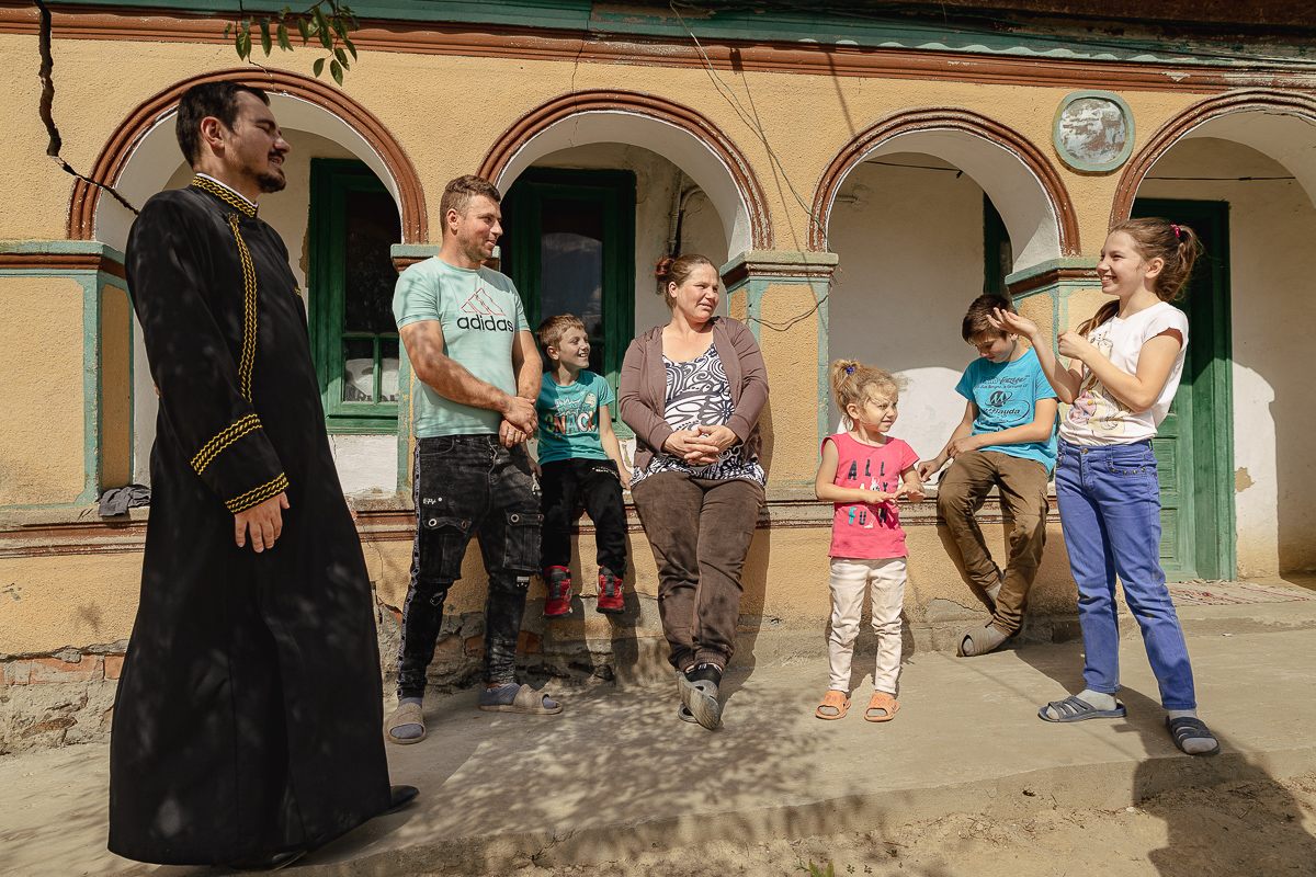 REPORTAJ. Noul proiect caritabil al părintelui Balaban: casă renovată pentru o familie cu patru copii, dintre care unul bolnav