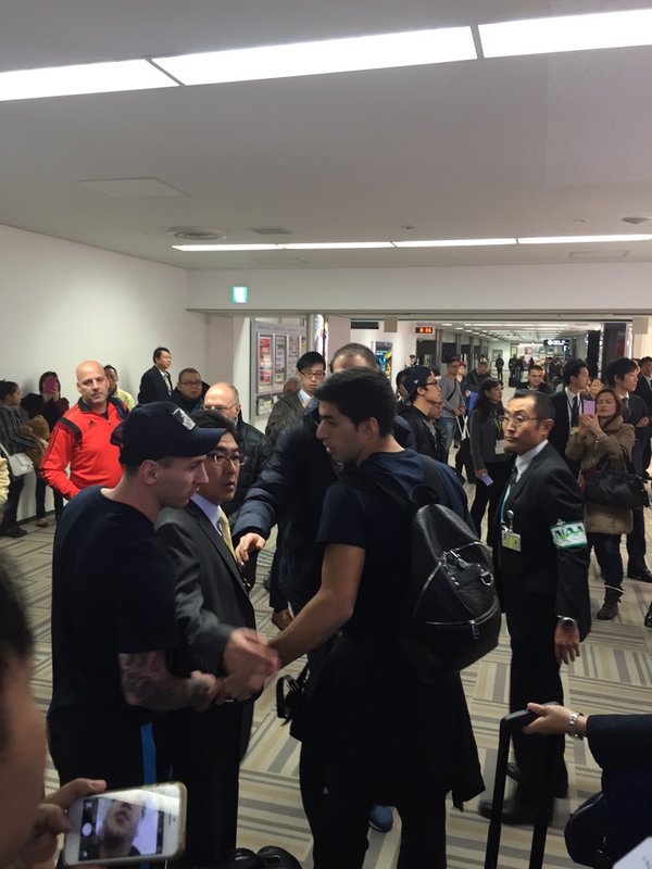 Messi, bătaie pe aeroport cu un fan River Plate, care l-a scuipat/ FOTO