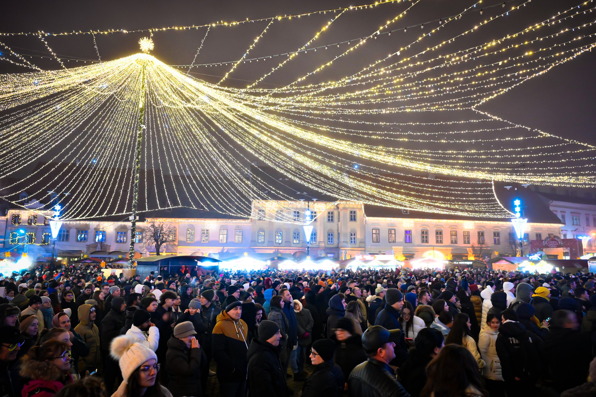 Târgul de Crăciun Sibiu 2025. Peste 100 de căsuțe cu delicii gastronomice, o roată panoramică de 22 de metri și Atelierul lui Moș Crăciun vă așteaptă în centrul orașului