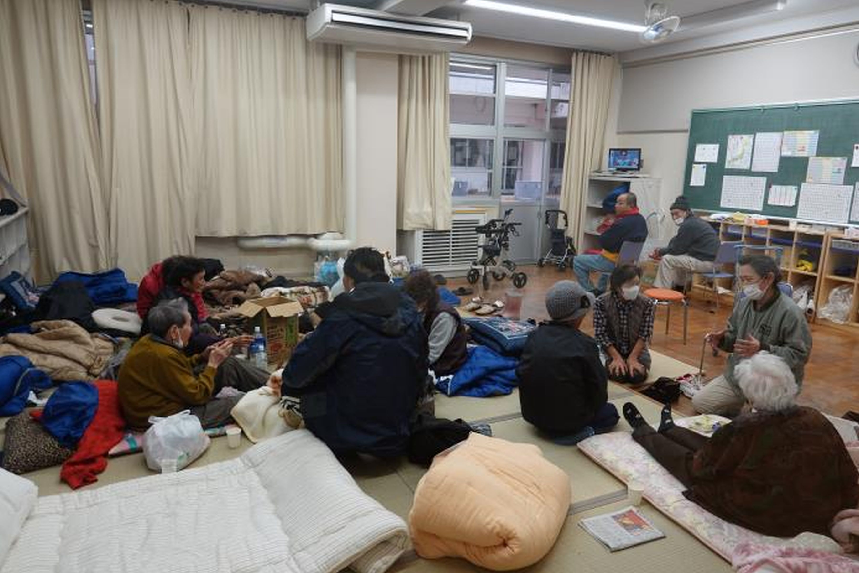 La o lună de la cutremurul devastator din Japonia, oamenii stau în frig și în condiții insalubre. Zeci de mii de locuințe, fără apă curentă