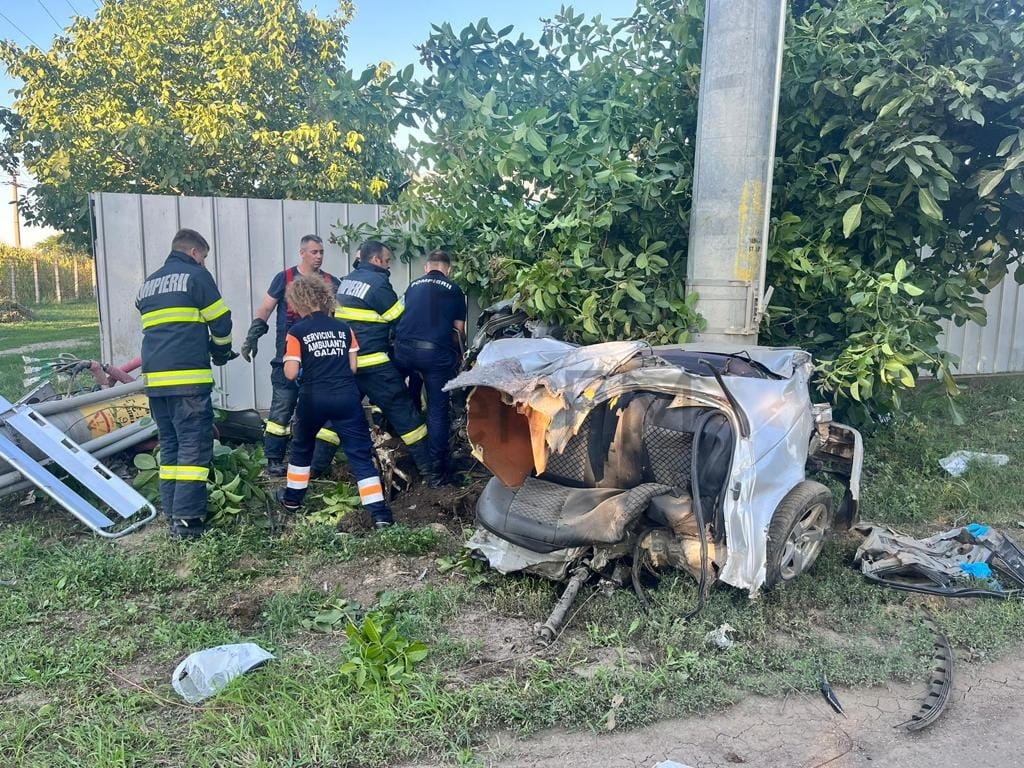 Un șofer fără permis și un băiat de 16 ani au murit într-un BMW rupt în două într-un stâlp, lângă Pechea, în Galați