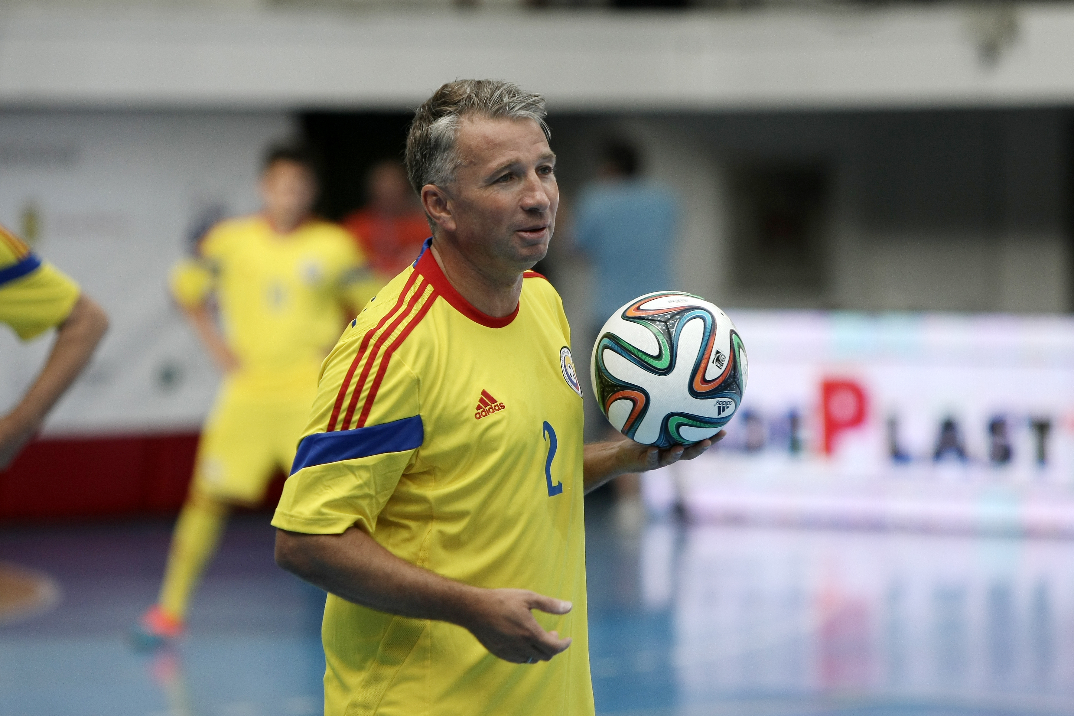 Dan Petrescu a împlinit 50 de ani. Antrenorul lui CFR Cluj sărbătorește cu familia la Dubai | FOTO&VIDEO