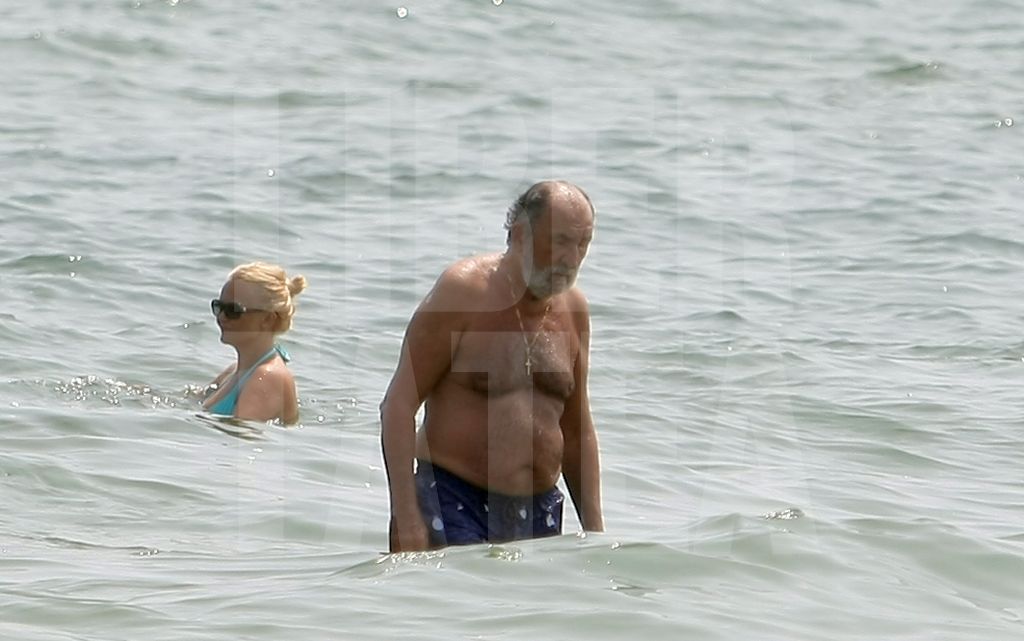 Surfer-Țiri! Miliardar la apă! Fostul jucător de tenis Ion Țiriac s-a bălăcit după decenii pe litoralul românesc. Atunci, mergea la mare cu singura lui soție | FOTO