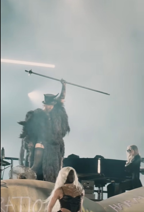 Sam Smith a schimbat mai multe rochii la UNTOLD 2024. „A fost visul meu, de când eram copil, să stau pe o scenă îmbrăcat astfel”