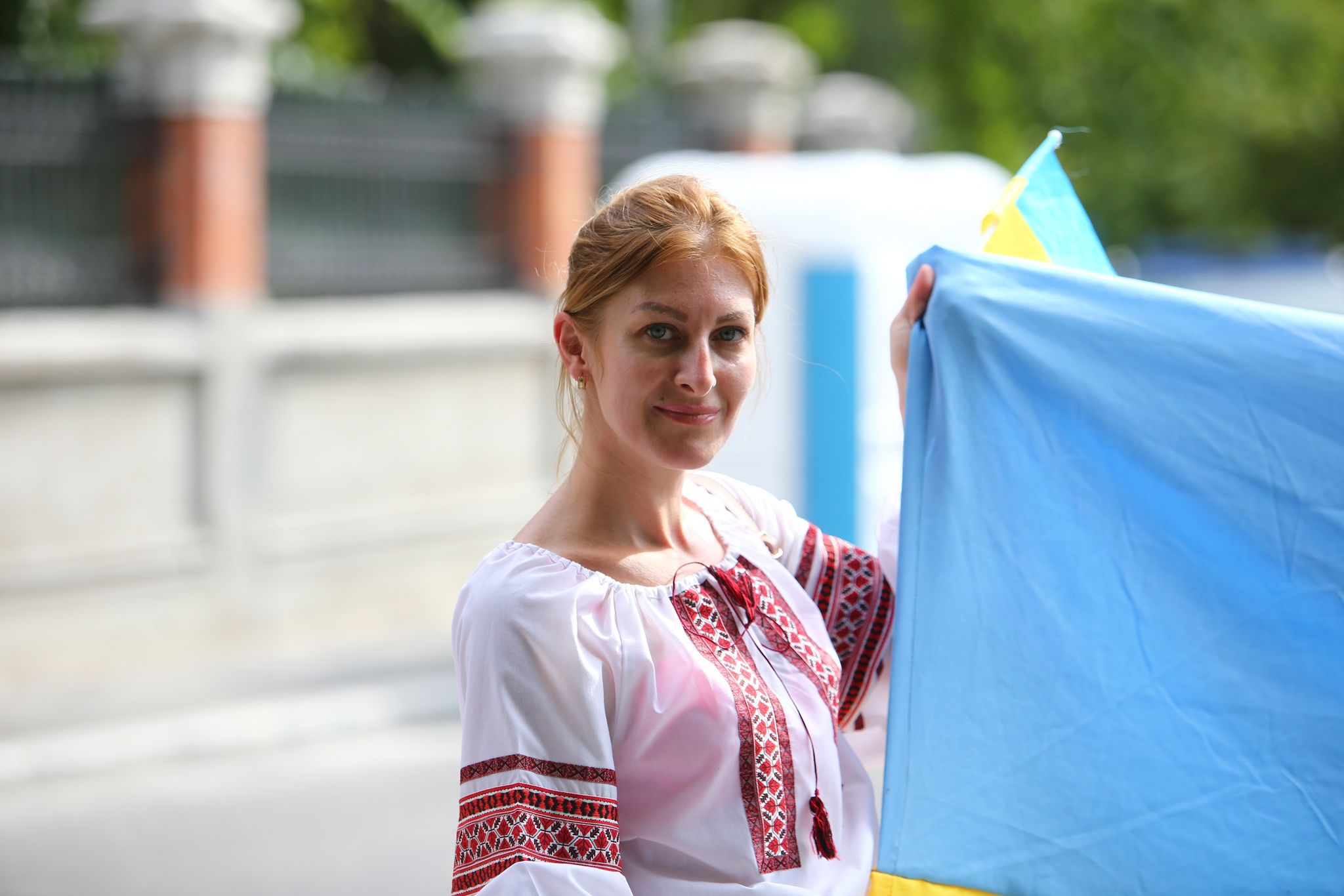 REPORTAJ. 150 de ucraineni au venit în fața ambasadei din București de ziua lor națională. „Vă mulțumim, oameni ai României”