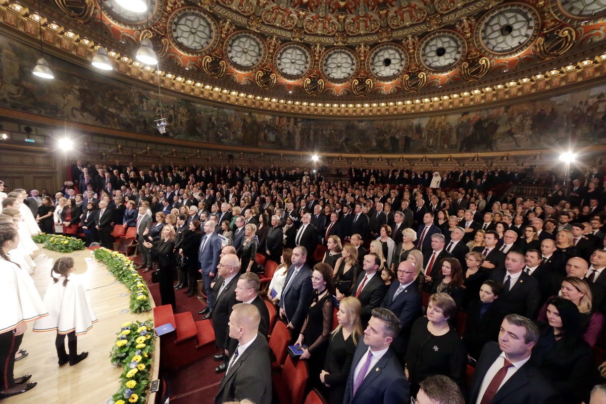 Ce nu s-a văzut la ceremonia preluării Președinției Consiliului UE: brambureală la primirea invitaţilor, aglomeraţie în sală, adversarii politici prietenoși - FOTO