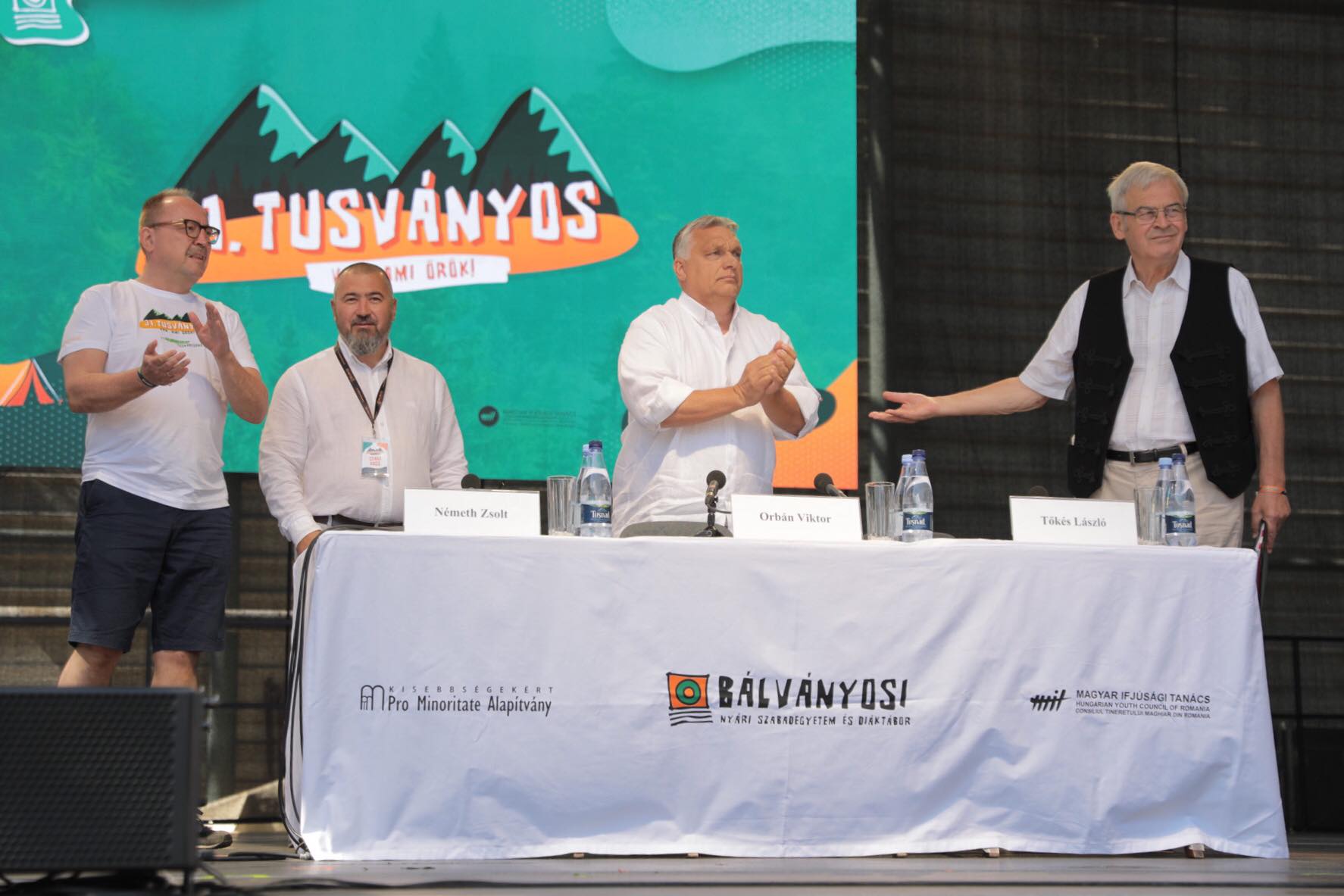 Incident la Tușnad. Un banner cu „Transilvania, pământ românesc” a înfuriat mulțimea. Au intervenit jandarmii