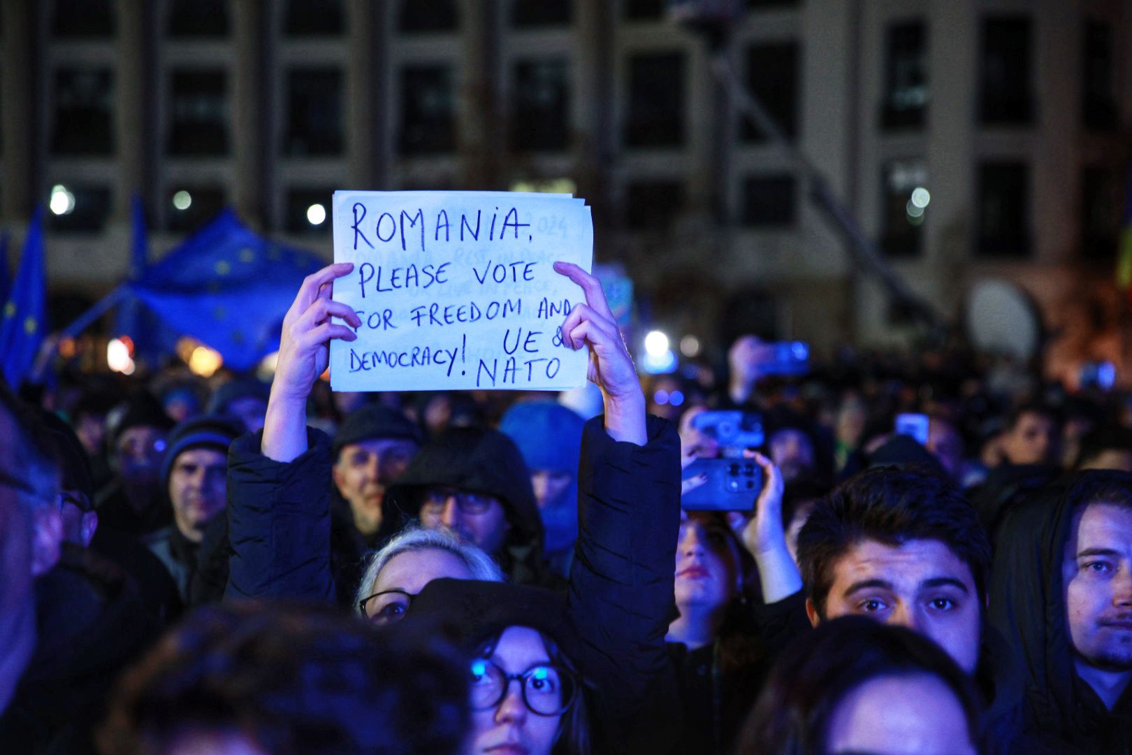 Miting pro-Europa în Piața Universității din București, cu 3 zile înaintea turului 2 al alegerilor prezidențiale