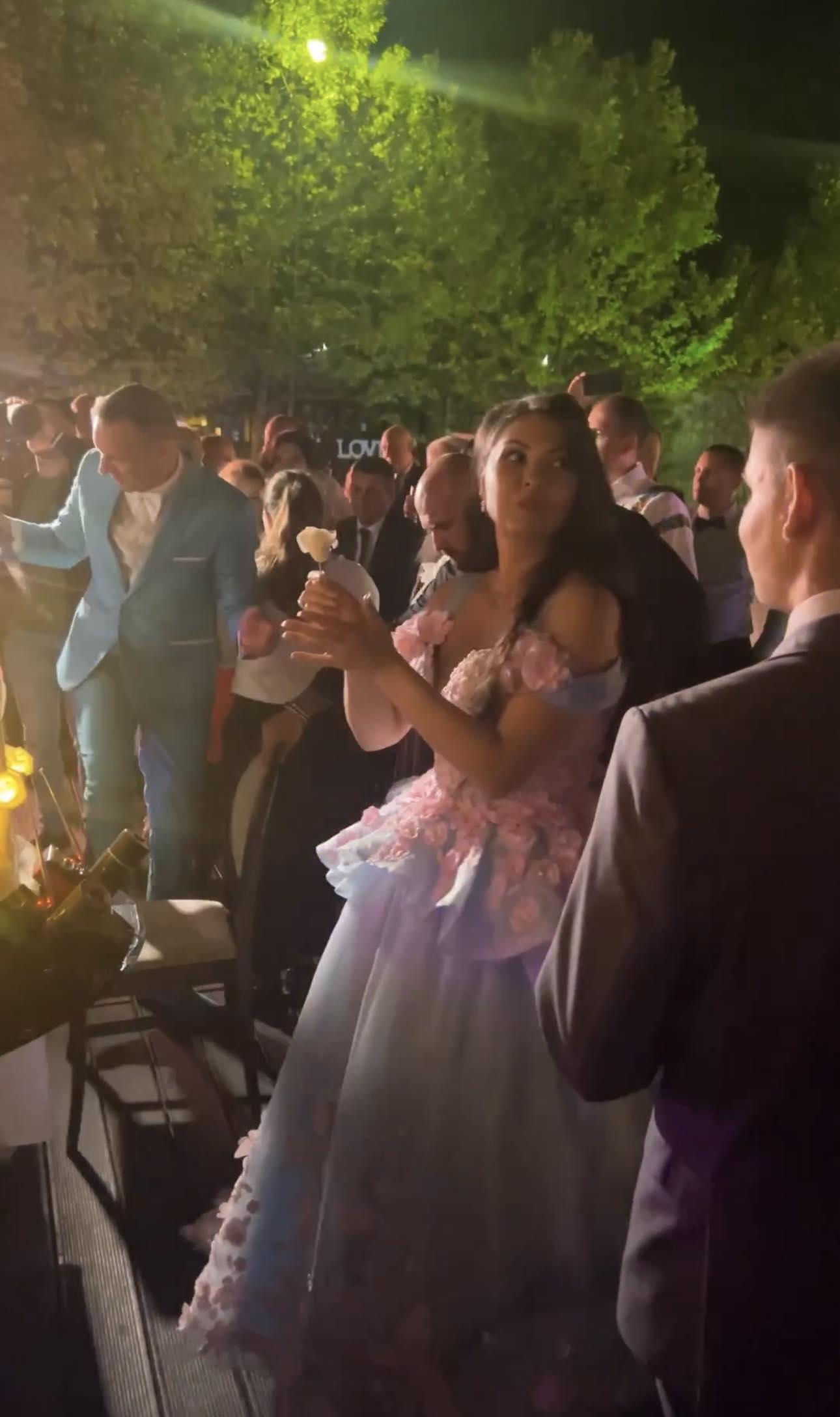 Alin Oprea s-a căsătorit religios cu Medana. Imagini de la nunta ca-n filme a solistului de la Talisman