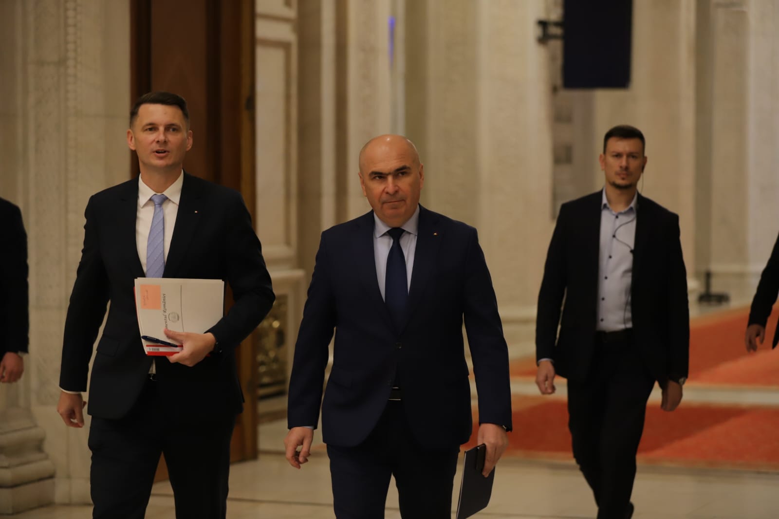 Toate cele patru moțiuni de cenzură depuse împotriva Guvernului Bolojan au fost respinse în Parlament. Ce urmează