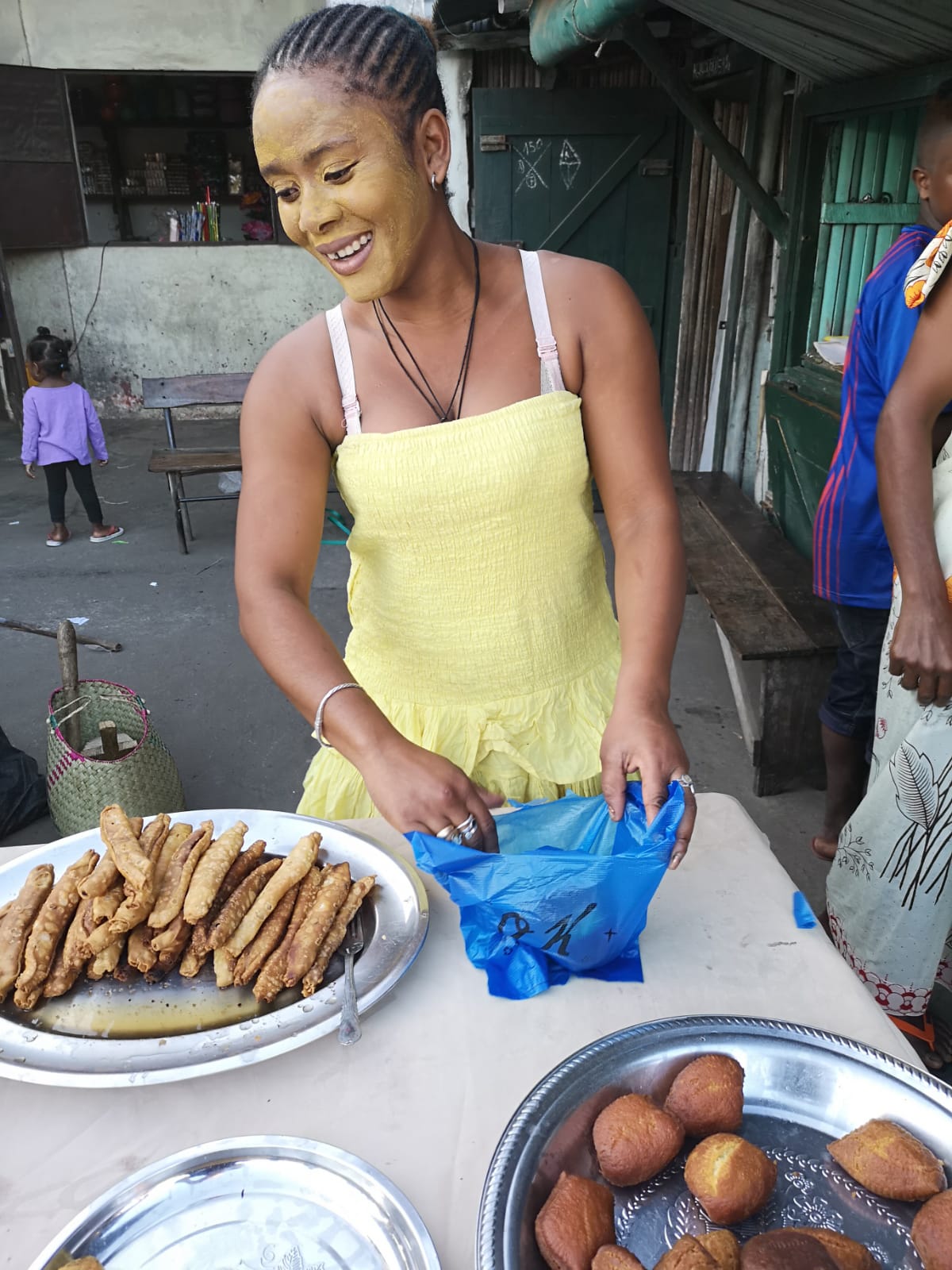 Daniela Crudu a descoperit un nou tip de machiaj în Madagascar | FOTO