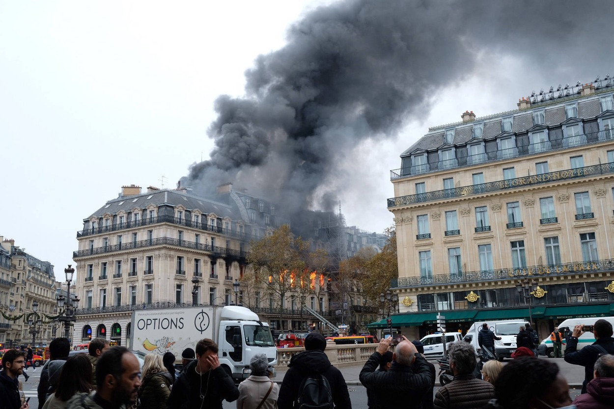 VIDEO | Incendiu puternic în centrul Parisului, lângă Opera Garnier