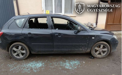 Átkozódva, kaszával verte szét az autót a dühöngő férfi a nyílt utcán