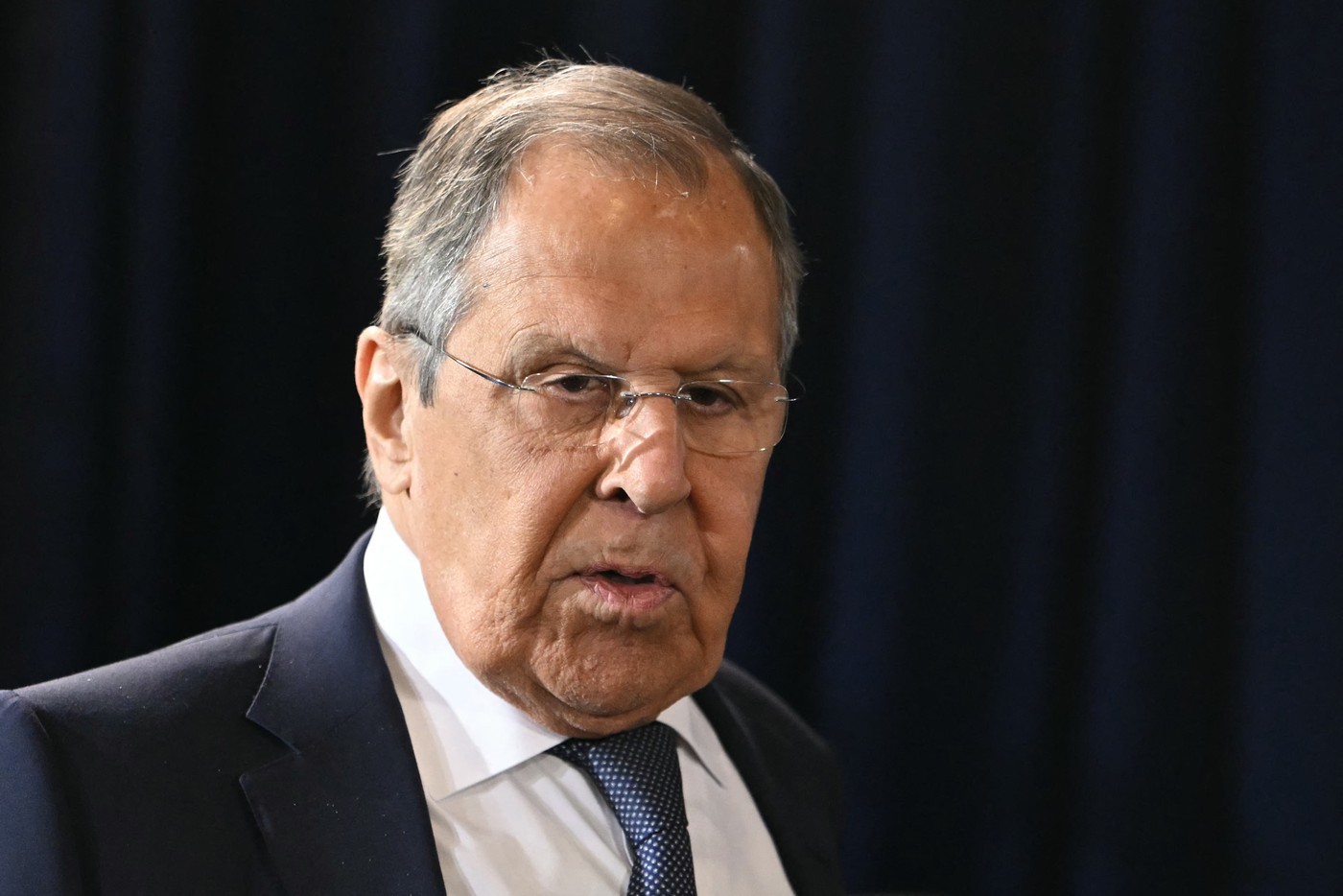 Cât costă „bluza URSS” purtată de Serghei Lavrov în Alaska. Produsul s-a vândut în câteva ore până a devenit „sold out”