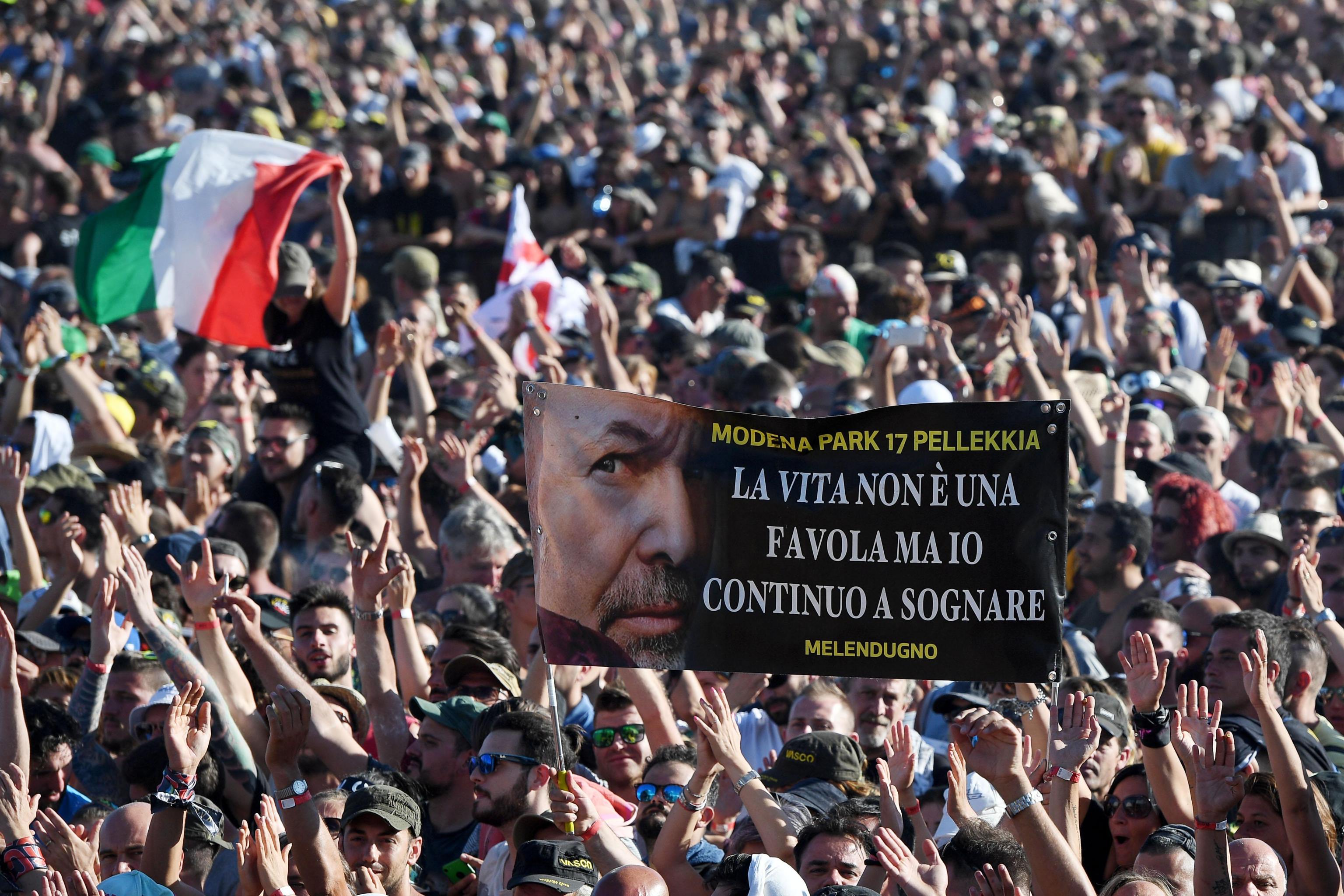 Un rocker italian a doborât recordul de bilete vândute pentru un concert. Melodia în timpul căreia femeile au rămas în sutien | VIDEO