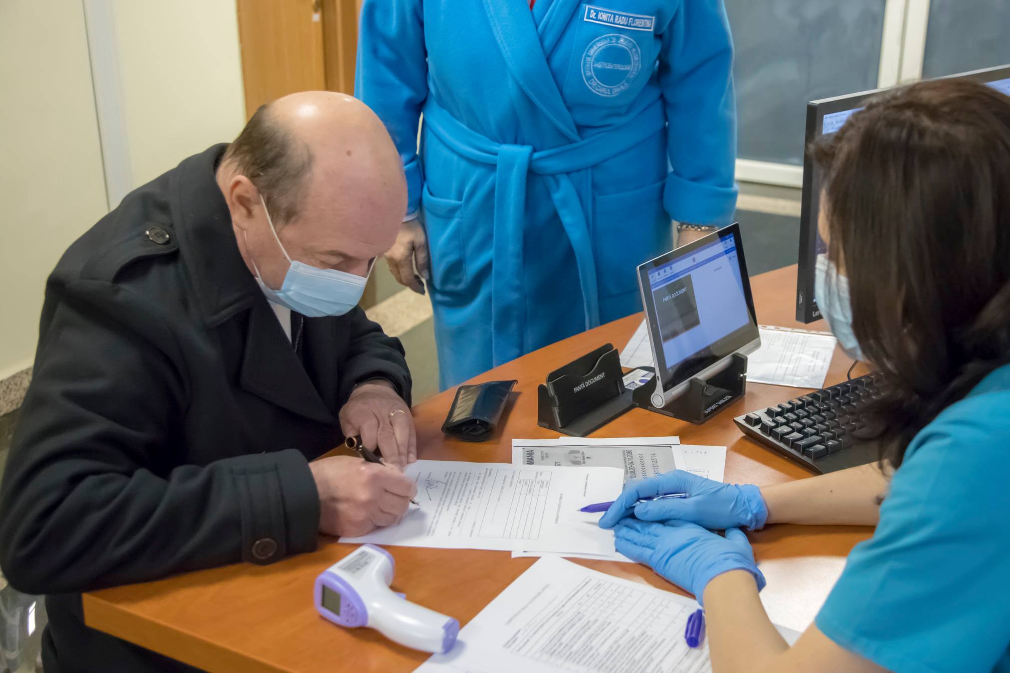 Fostul președinte Traian Băsescu s-a vaccinat anti-Covid la Spitalul Militar. „A fost foarte plăcut”