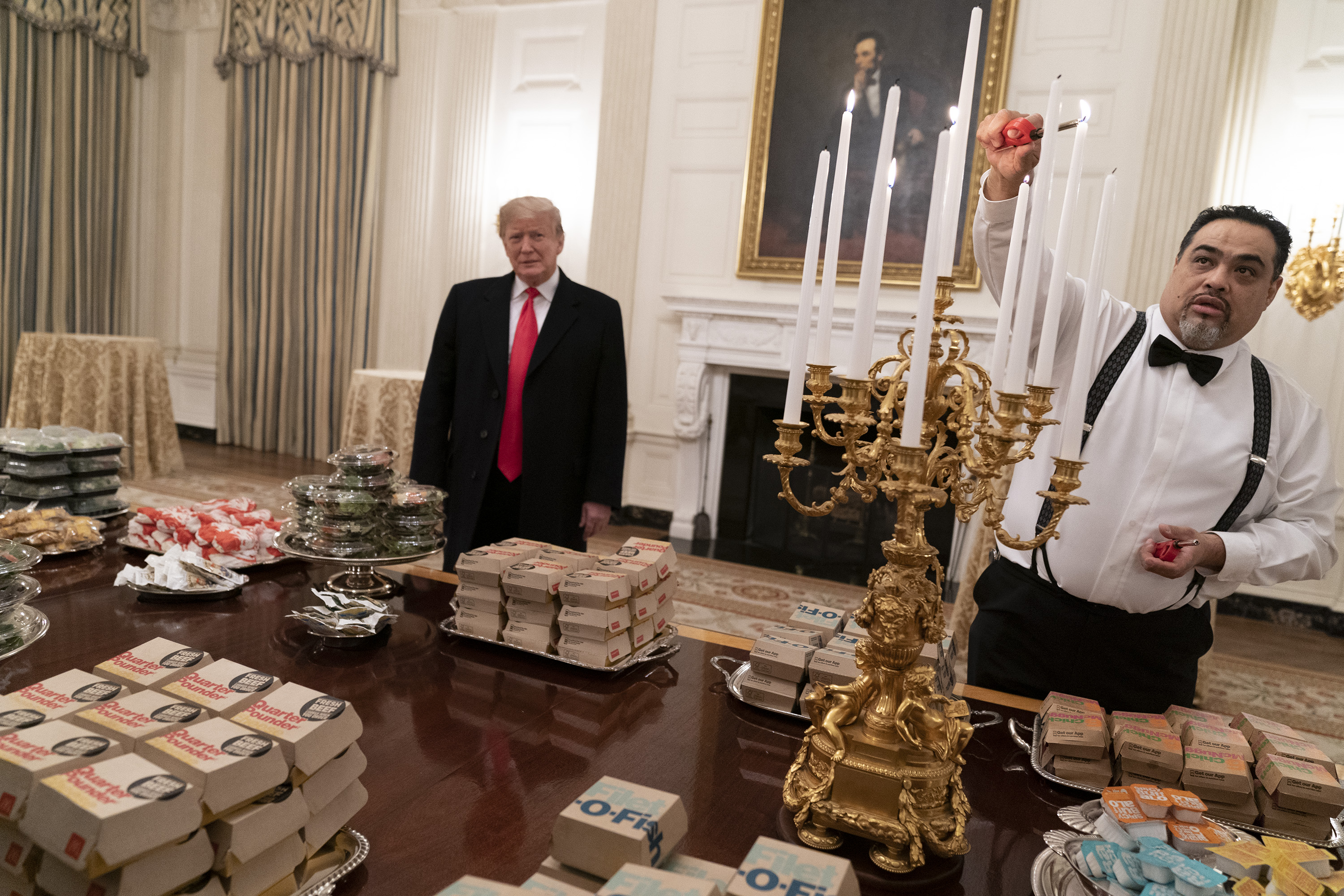 FOTO & VIDEO | Trump a servit invitații de la Casa Albă cu hamburgeri: "Am pus pe masă cea mai bună mâncare americană"