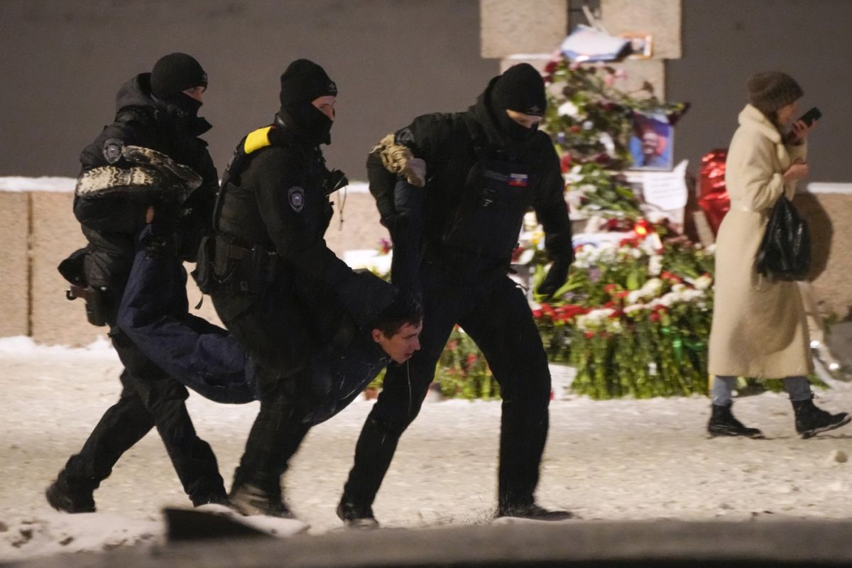 „Nu îi poți vedea pe toți cei care vin”. Gesturile făcute de ruși în memoria lui Navalnîi. Numărul celor reținuți, în creștere