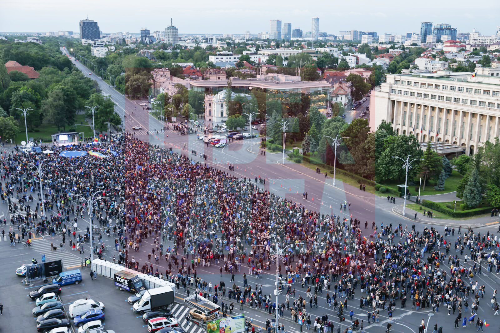 Miting pro Europa în București de Ziua Europei pentru susținerea apartenenţei la UE. Lumea a cântat „Imnul golanilor” și „Insieme”. Câți oameni au fost