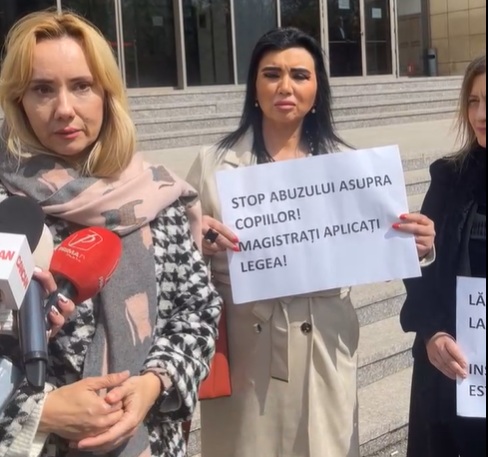 Adriana Bahmuțeanu, protest în mijlocul străzii: „Stop abuzului”. A mers în fața Tribunalului București alături de o vedetă și de o prietenă