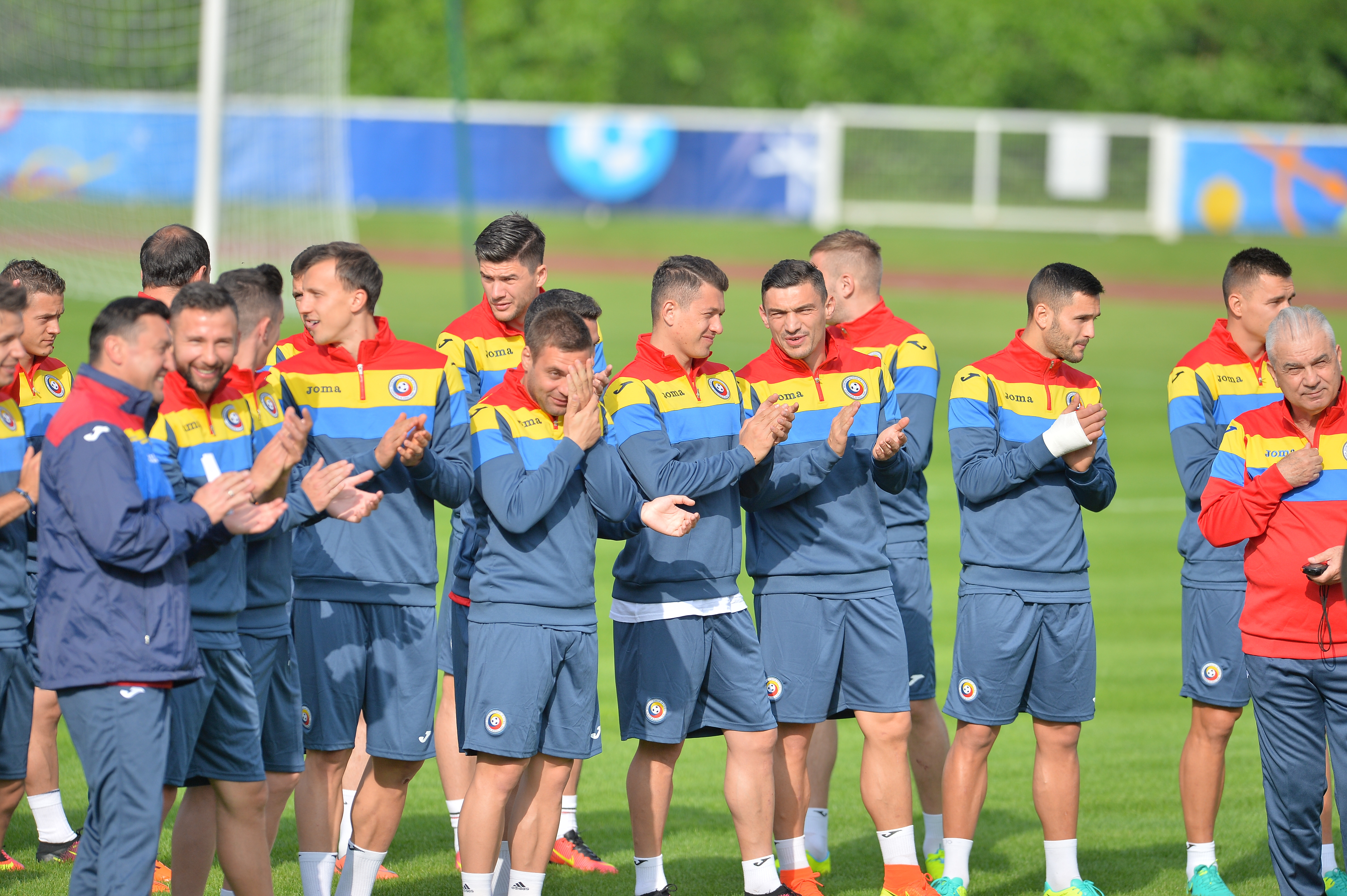 Euro 2016. Corespondență din Franța. Chiricheș a rezistat testelor la care a fost supus la primul antrenament efectuat de națională în Franța. ”Nea Puiu, hai cu iconița!” FOTO&VIDEO