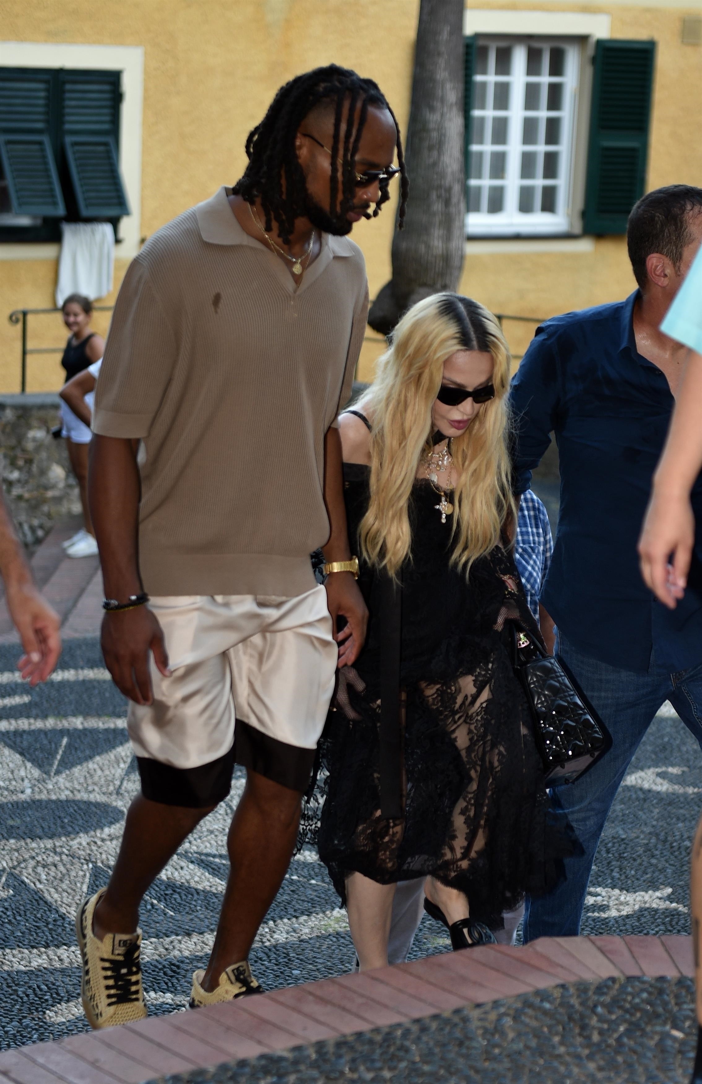 Madonna are un iubit cu 37 de ani mai tânăr. Cum au fost surprinși cei doi în Portofino