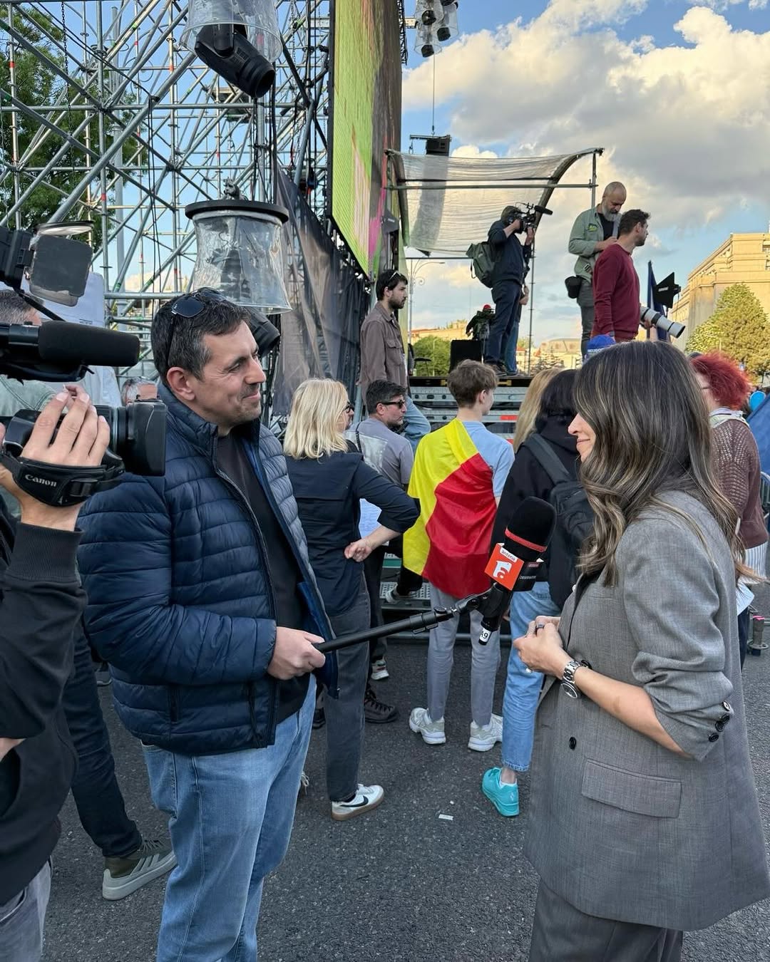 Mesajul transmis de Andreea Raicu la mitingul „România în lumină”: „Ca femeie, am fost învățată să tac”. Vedeta l-a îmbrățișat pe Nicușor Dan