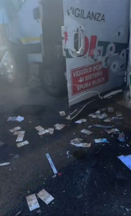 Patru milioane de euro furați ca-n filme din două mașini bilndate, de un comando înarmat cu puști Kalașnikov, pe o autostradă din Italia / VIDEO