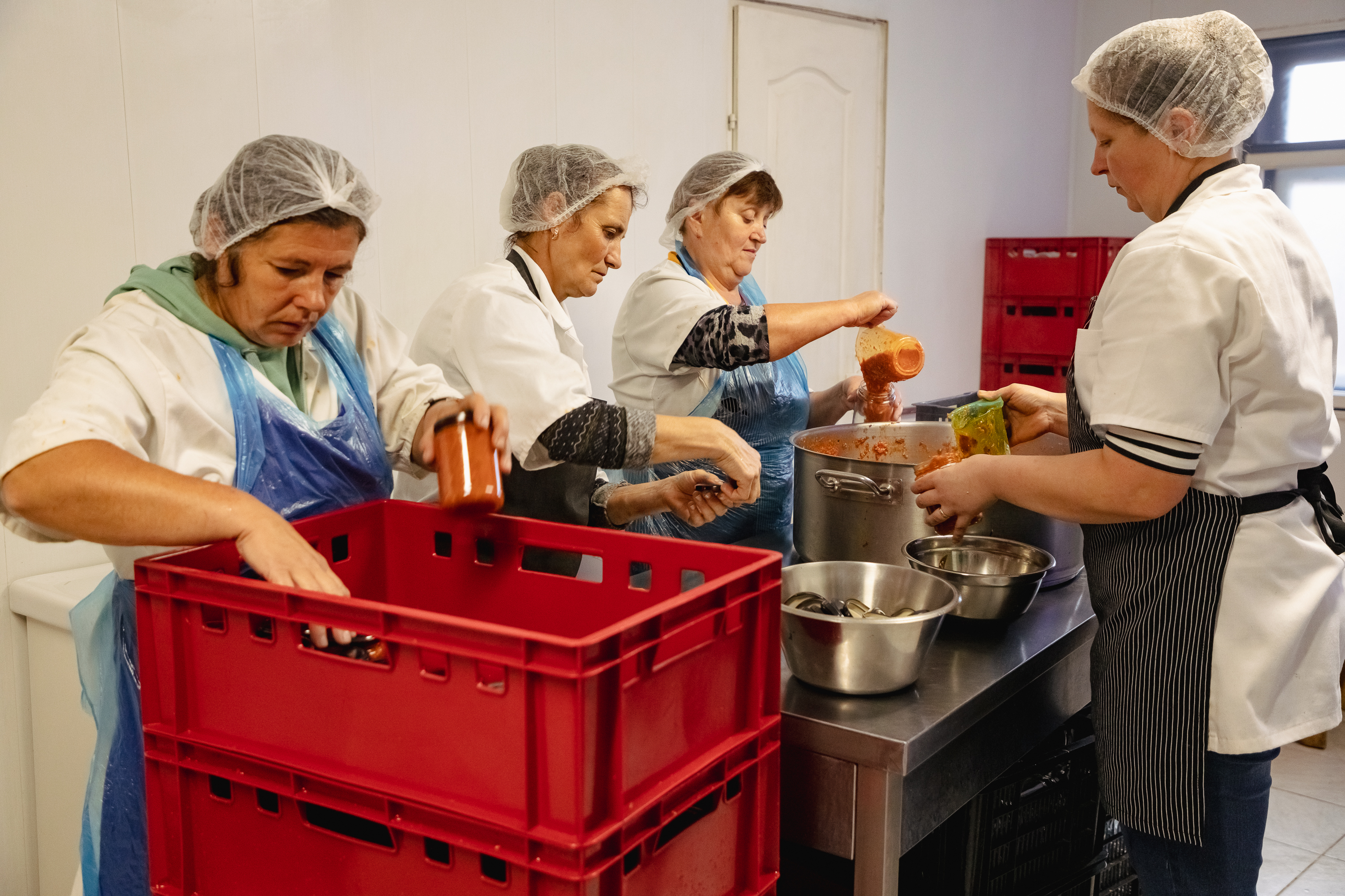 REPORTAJ. Într-un sat din Mureș, un tânăr fierbe de 11 ani dulcețuri și zacuscă la ceaun. Acum vrea să ridice o fabrică și să le arate localnicilor că și aici se poate: „Fiecare trebuie să-și găsească Idicelul lui!”