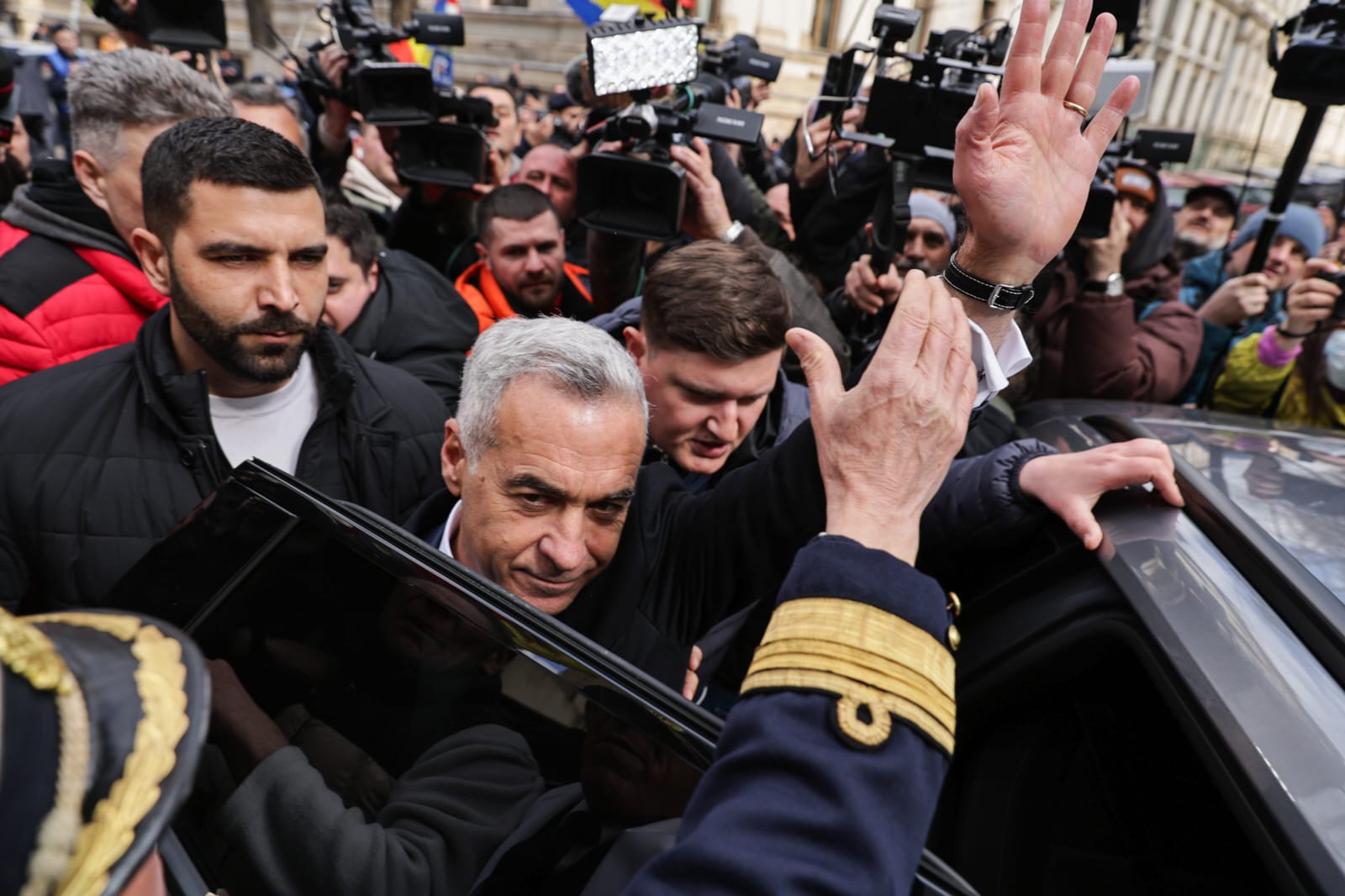 Călin Georgescu, înconjurat de susținători în fața Judecătoriei Sectorului 1: „Sunt nevinovat”. Decizia judecătoriei, amânată