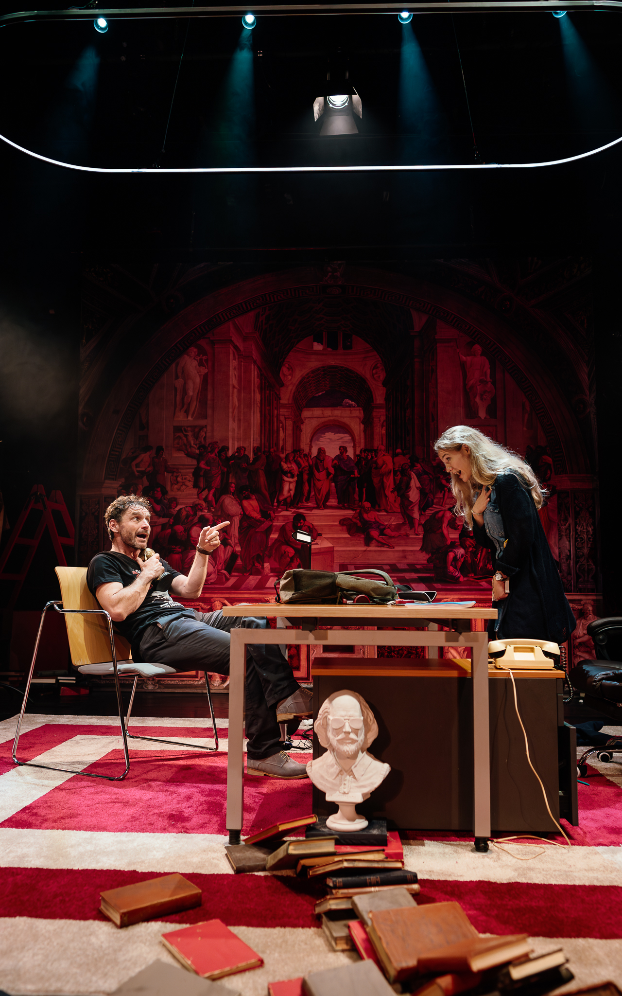 INTERVIU | Abuzul de putere dintre un profesor și o studentă, explorat într-un spectacol de teatru: „Pune sub lupă responsabilitatea actului educațional”