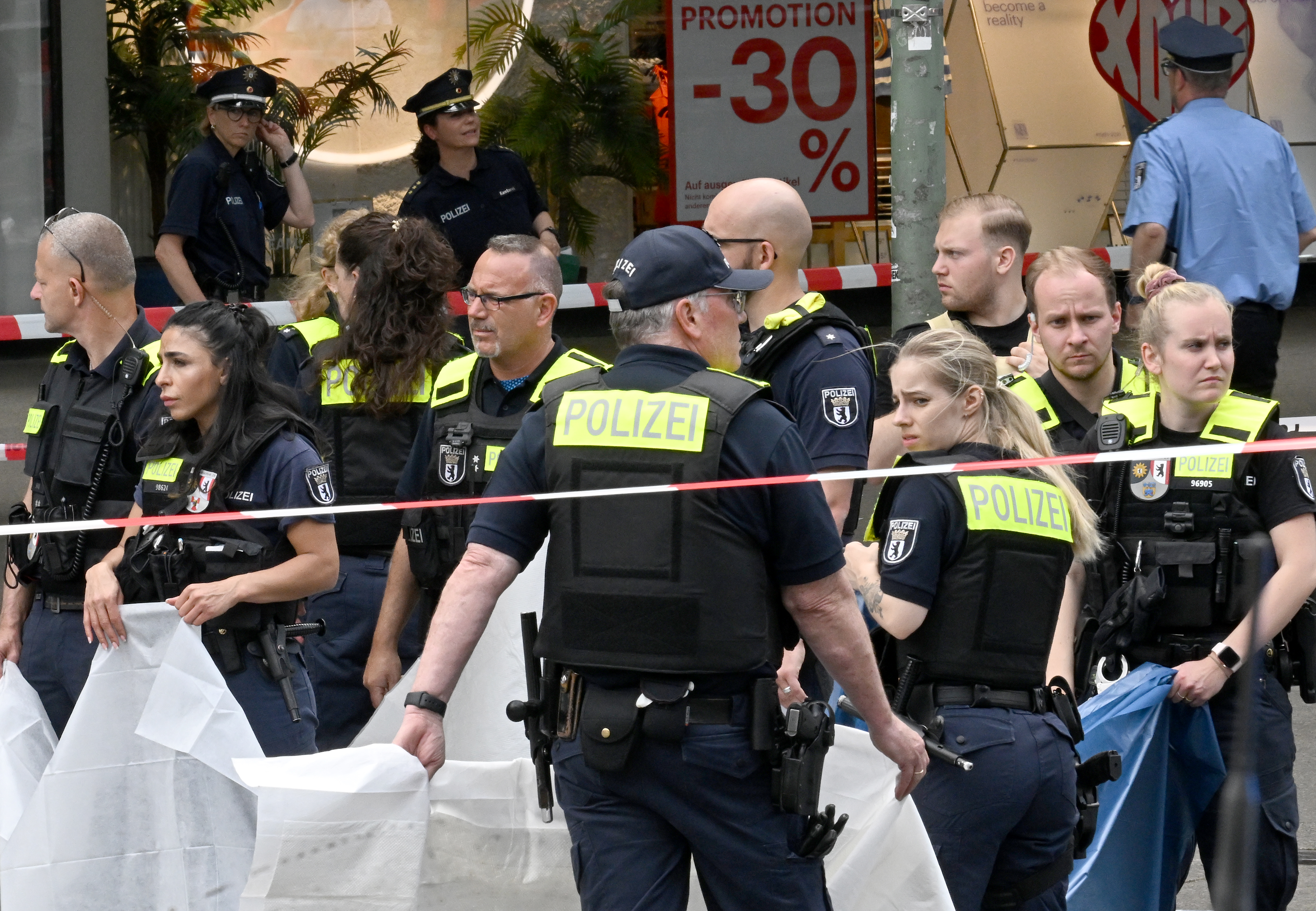 Poliția germană, după ce o mașină a intrat în mulțime la Berlin, omorând o profesoară și rănind 14 elevi: „Nu e vorba în niciun caz de un accident”