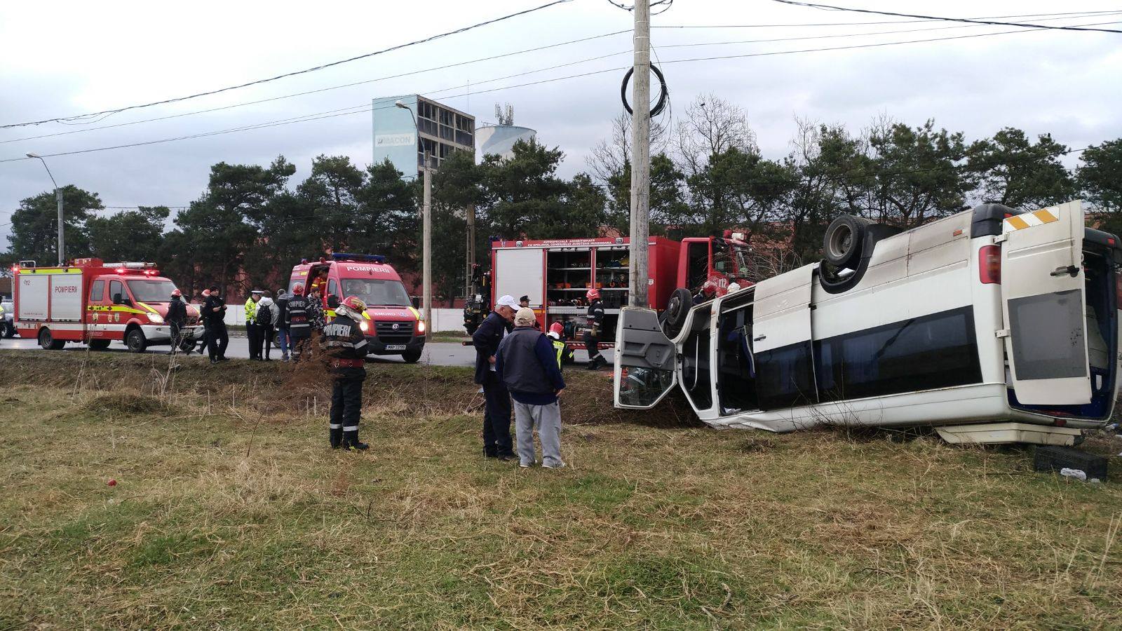 UPDATE: Un microbuz școlar s-a răsturnat în județul Hunedoara. 13 elevi au fost răniți. Fiul unui europarlamentar se afla printre pasageri