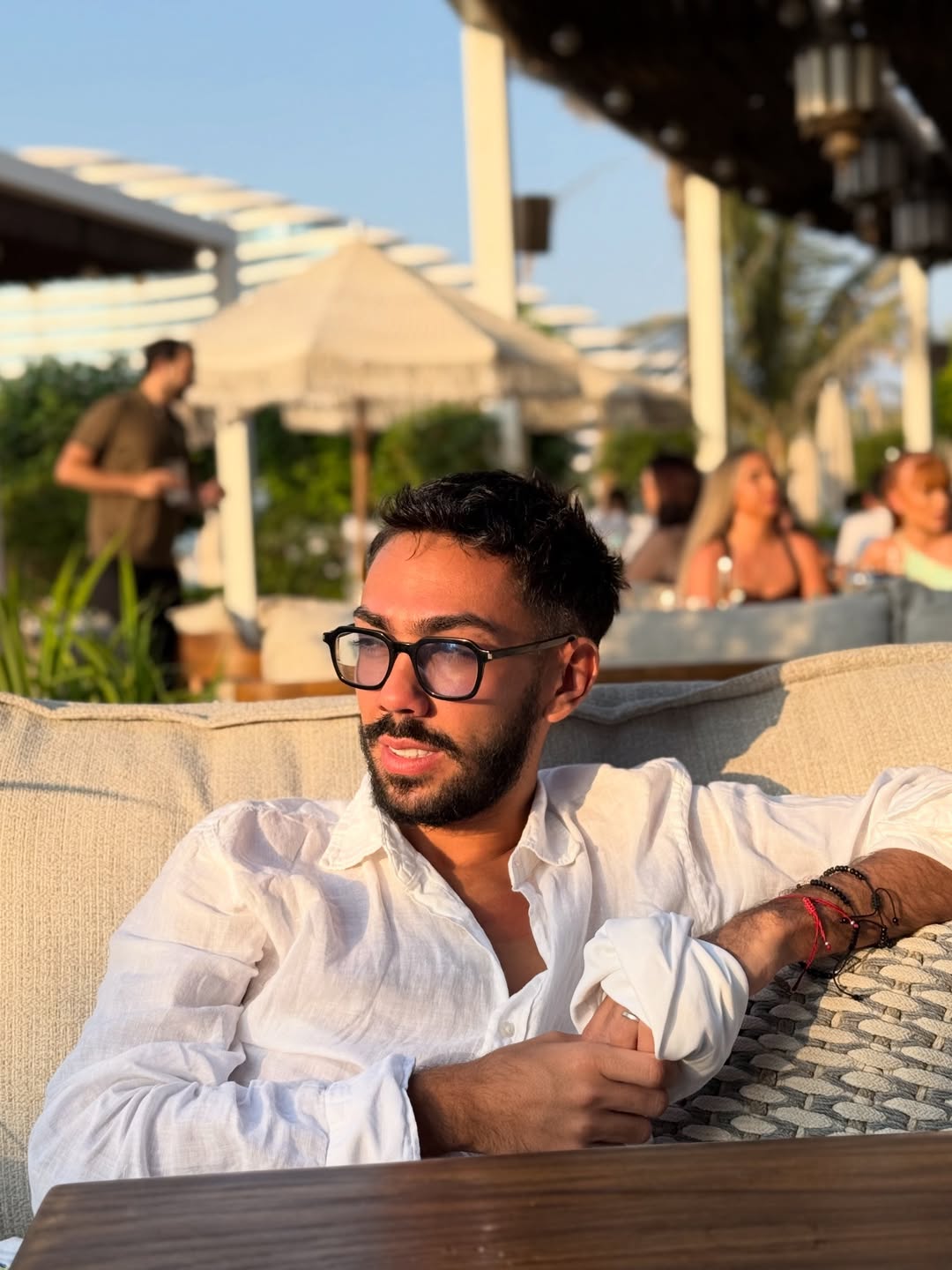 Cântărețul român a plecat în vacanța din Thailanda cu nașa: „Suntem o familie fericită”. De ce nu l-a însoțit nevasta