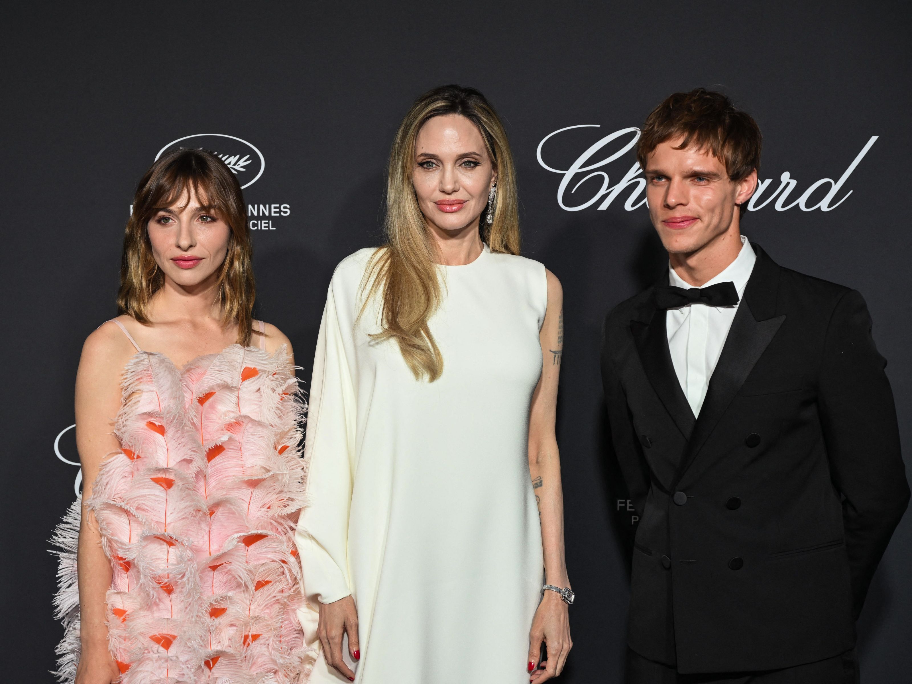 Cum a apărut Angelina Jolie pe covorul roșu la Cannes 2025. Actrița a lipsit în ultimii 14 ani de la Festivalul de Film