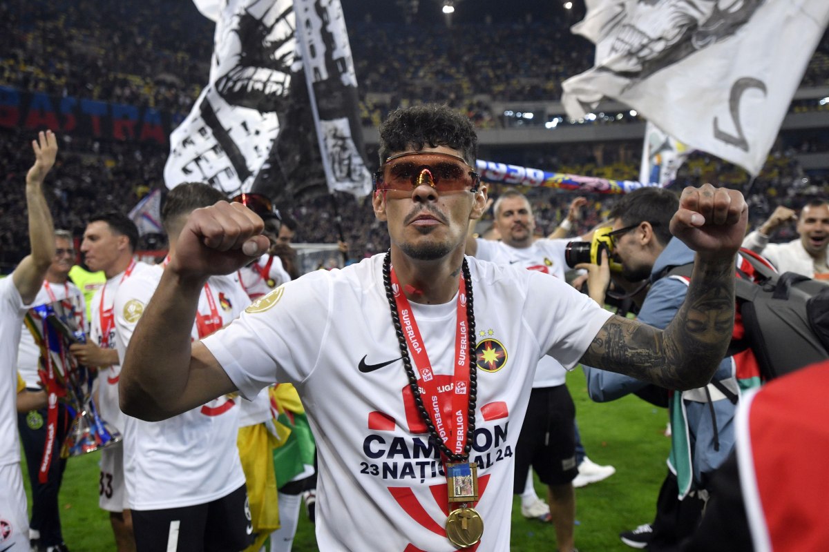 FCSB a primit trofeul de campioană a României în fața a peste 54.000 de spectatori, după ce a pierdut cu CFR Cluj