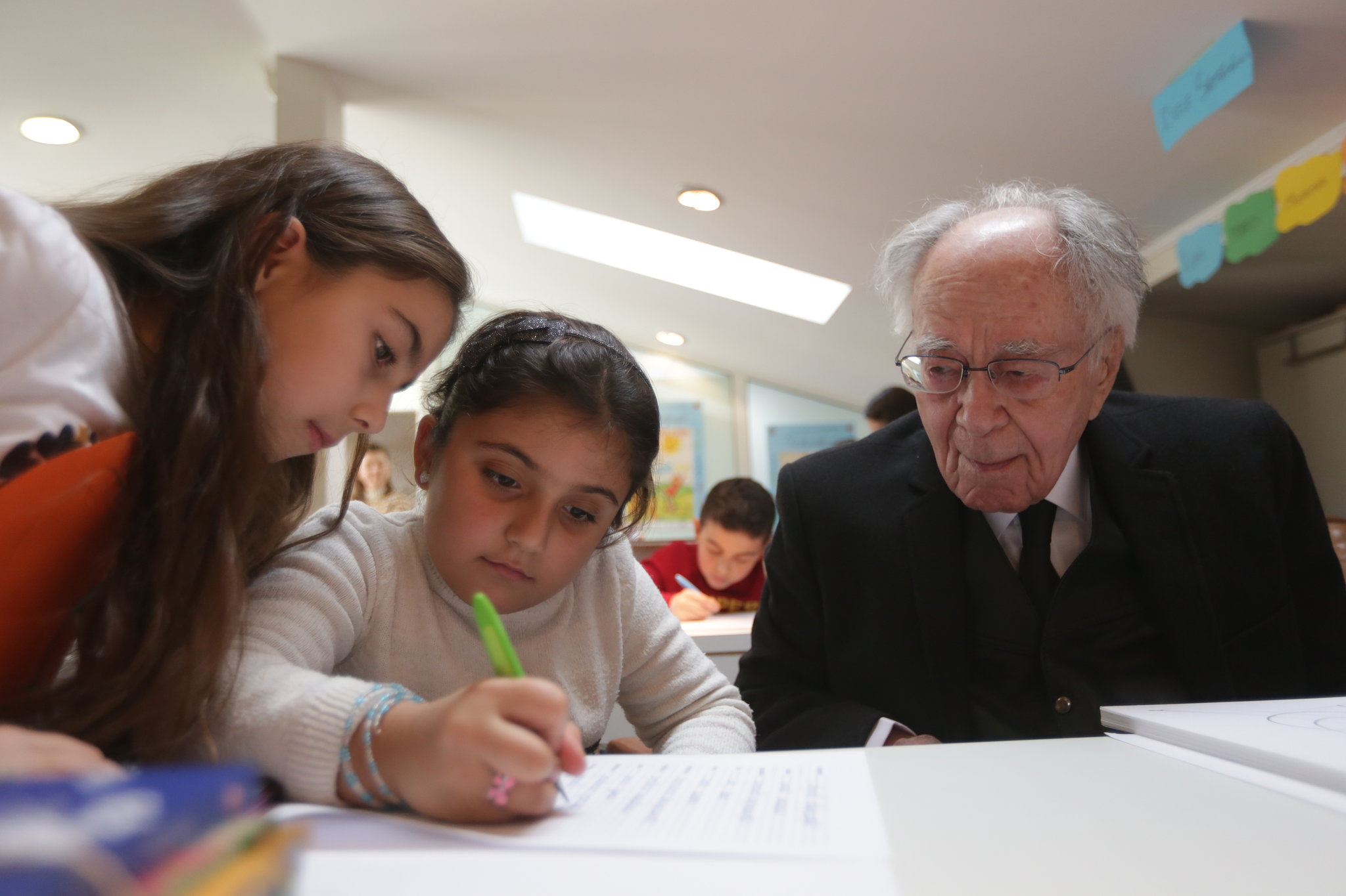 GALERIE FOTO / "Ora de Caligrafie", pentru copiii din familii de refugiaţi. Mihai Șora și Medeea Marinescu, printre invitați